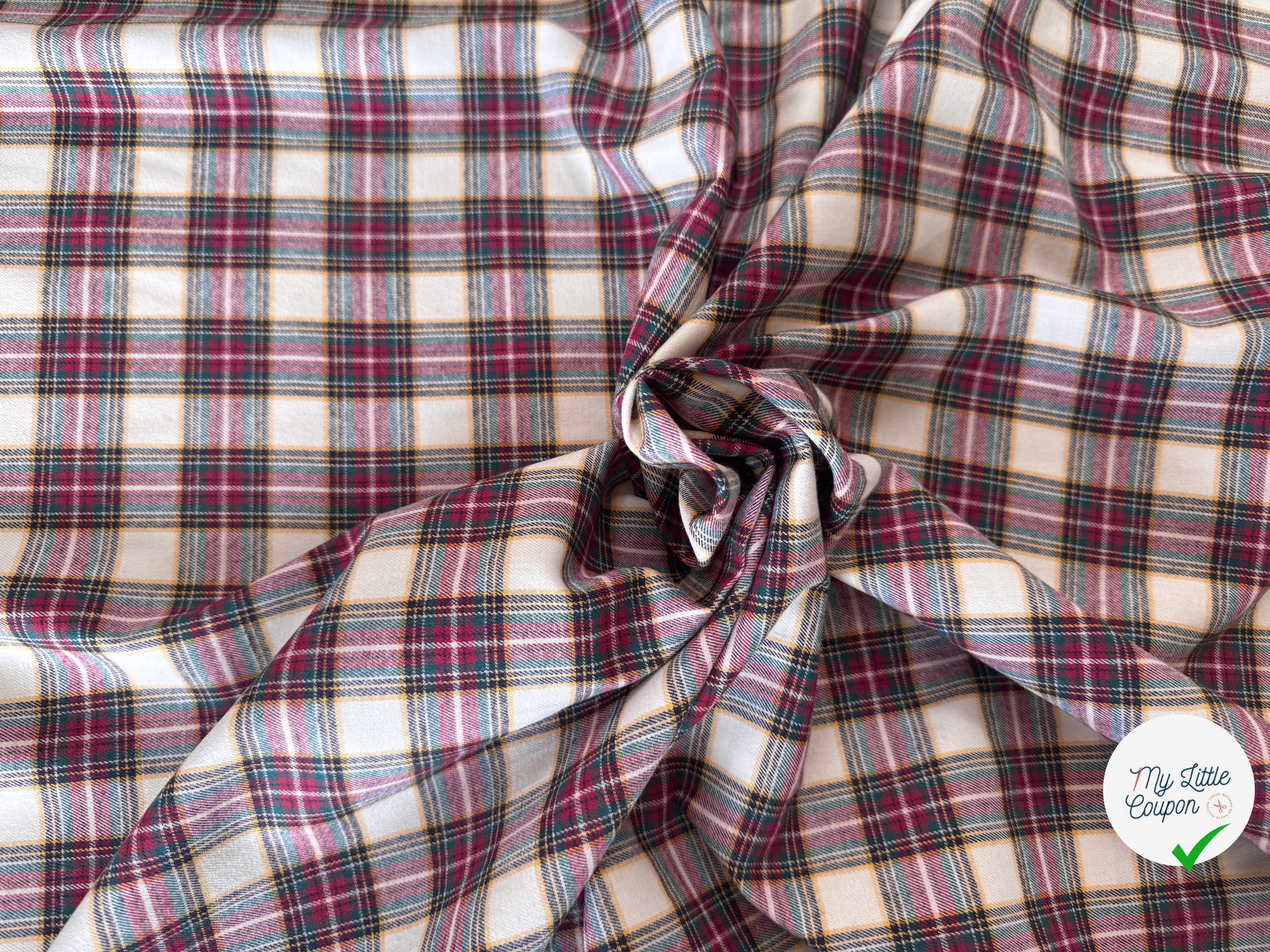 TISSU CHEMISE FLANELLETTE DUVETEUSE TRAPPEUR CARREAUX ROUGE VERT FOND CREME - My Little Coupon