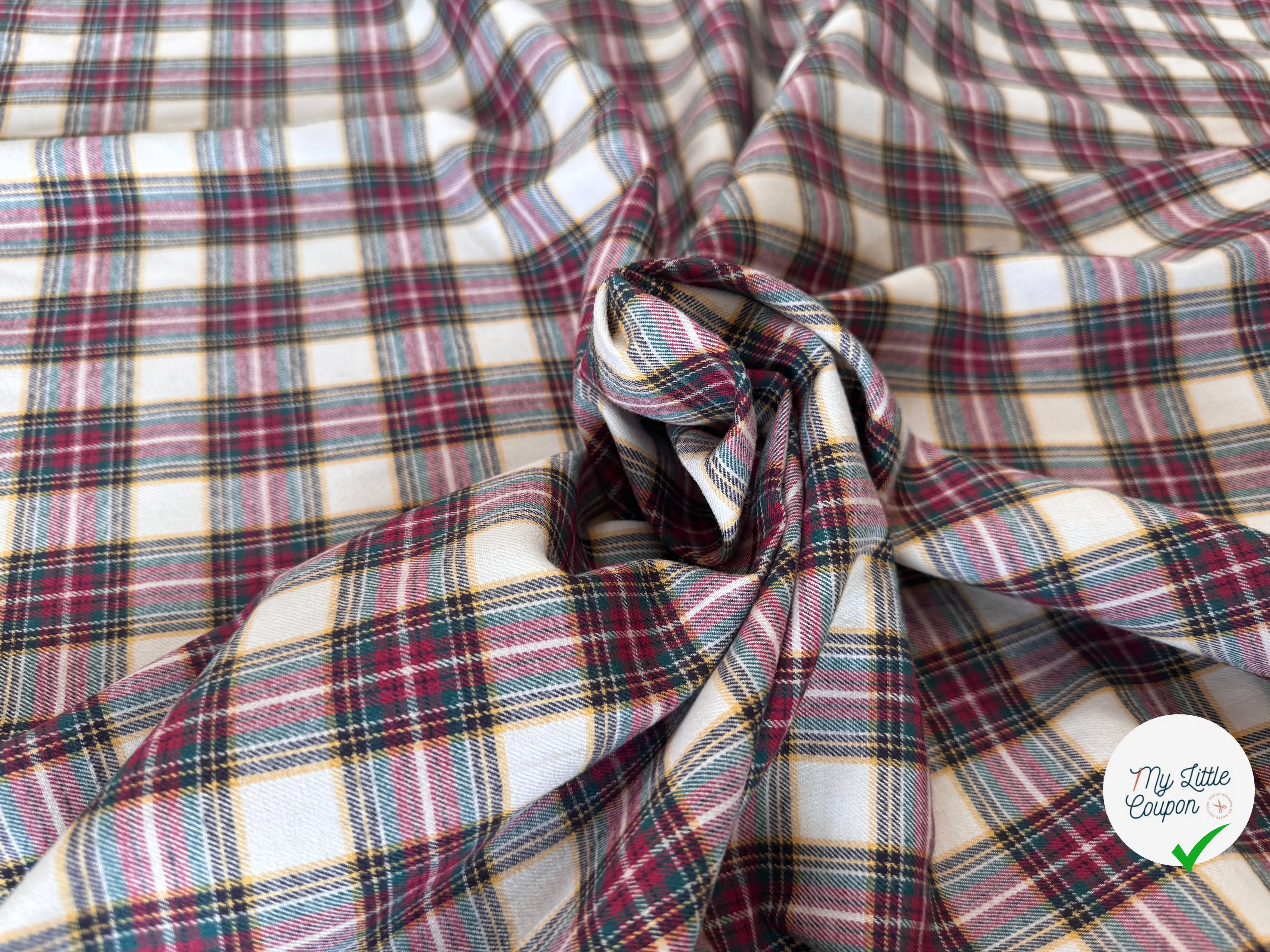 TISSU CHEMISE FLANELLETTE DUVETEUSE TRAPPEUR CARREAUX ROUGE VERT FOND CREME - My Little Coupon