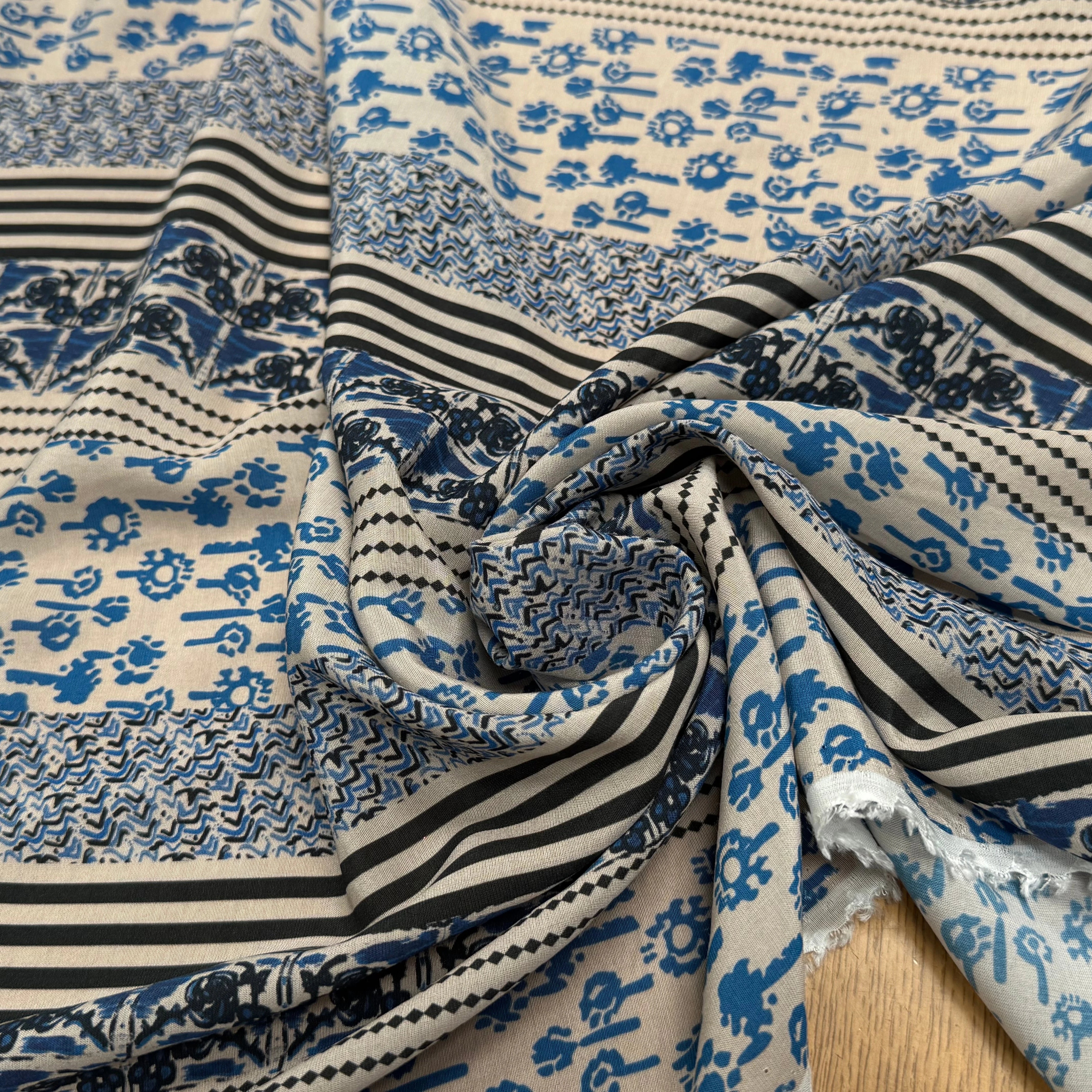 TISSU CRÊPE DE VISCOSE ÉCRU IMPRIMÉ POIS ET RAYURES BLEU TANGO QUEDUBLEU - My Little Coupon