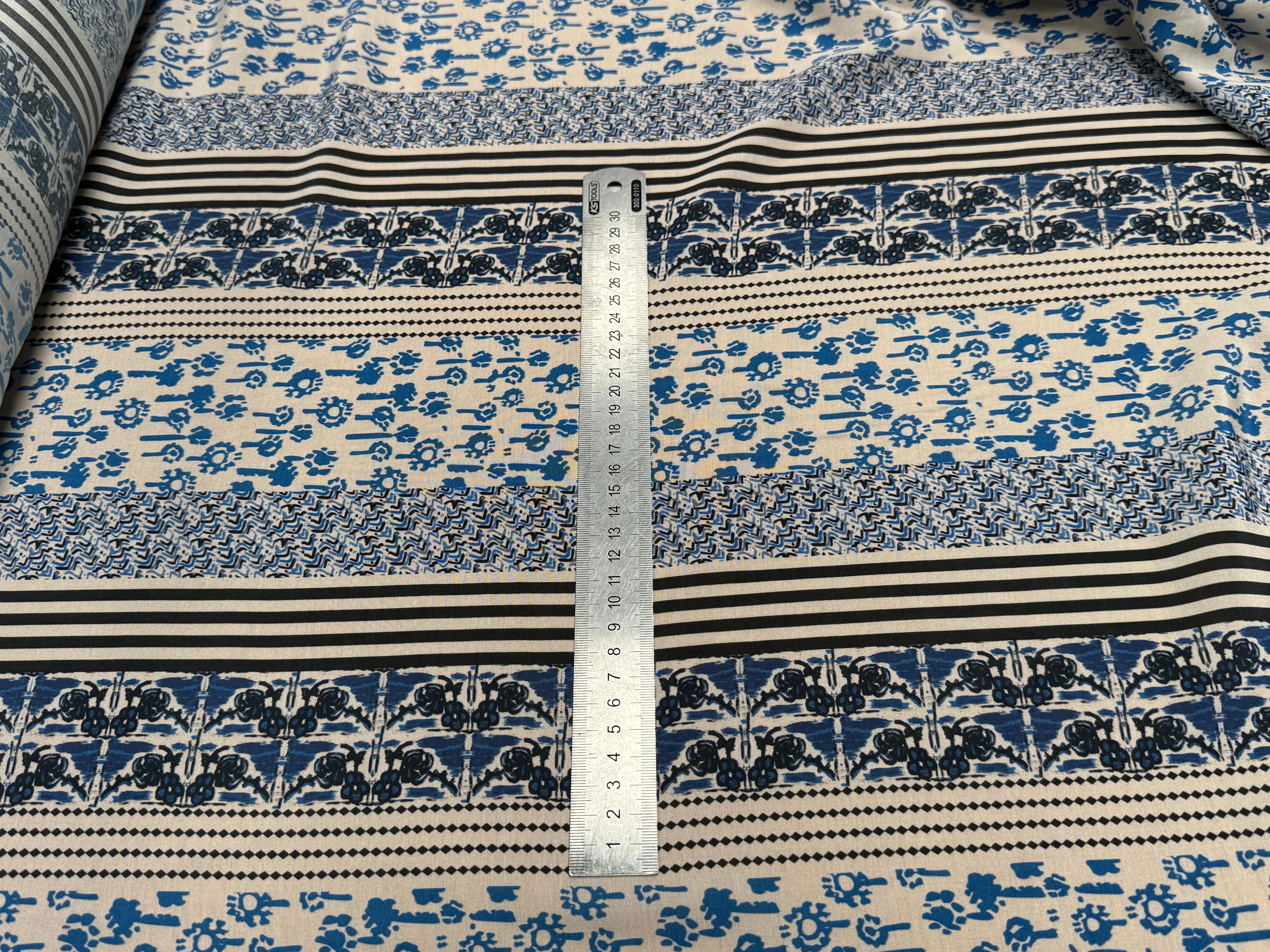 TISSU CRÊPE DE VISCOSE ÉCRU IMPRIMÉ POIS ET RAYURES BLEU TANGO QUEDUBLEU - My Little Coupon