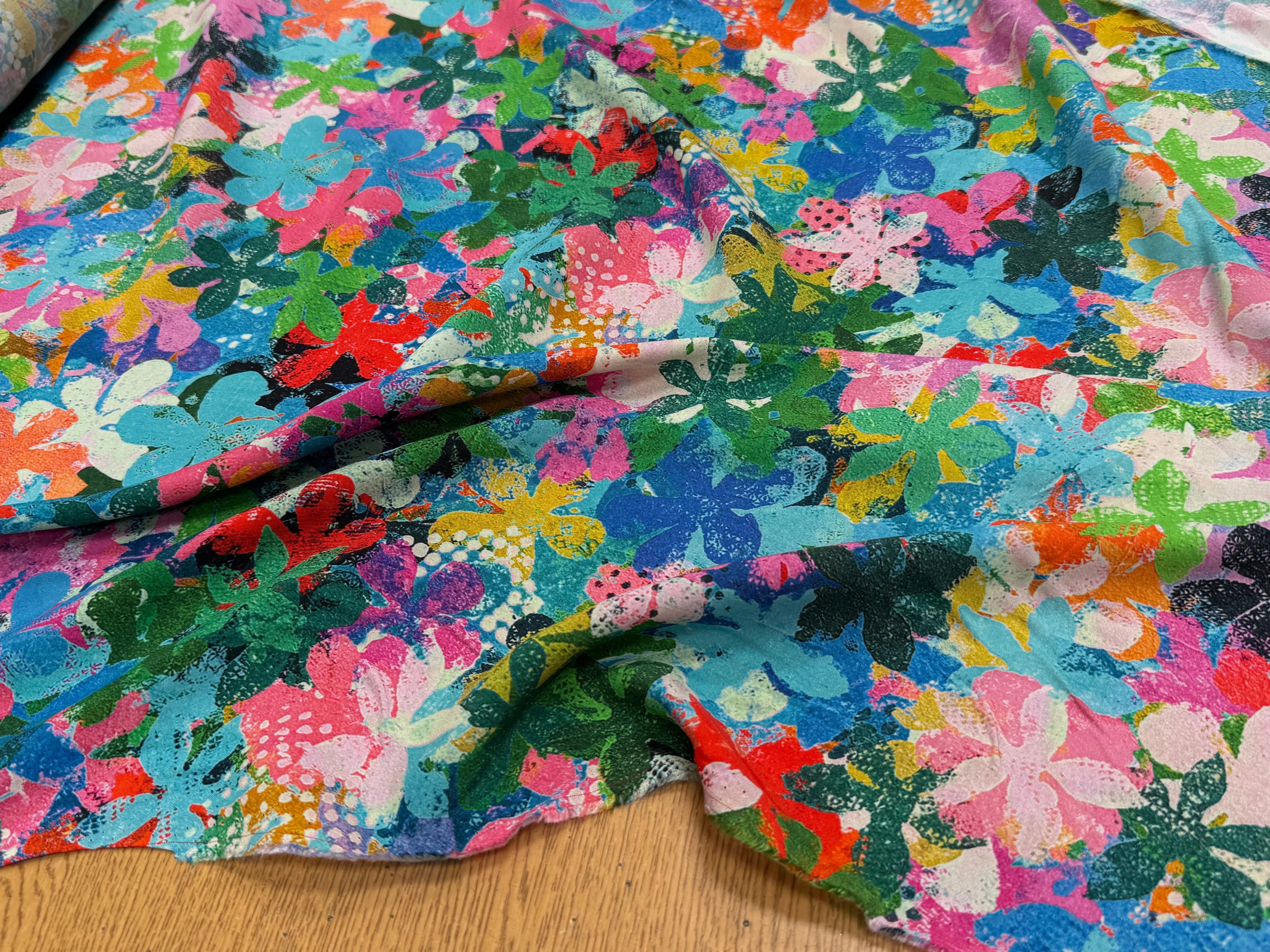 TISSU CRÊPE DE VISCOSE IMPRIMÉ FLORAL MULTICOLORE FANTASY POP - My Little Coupon