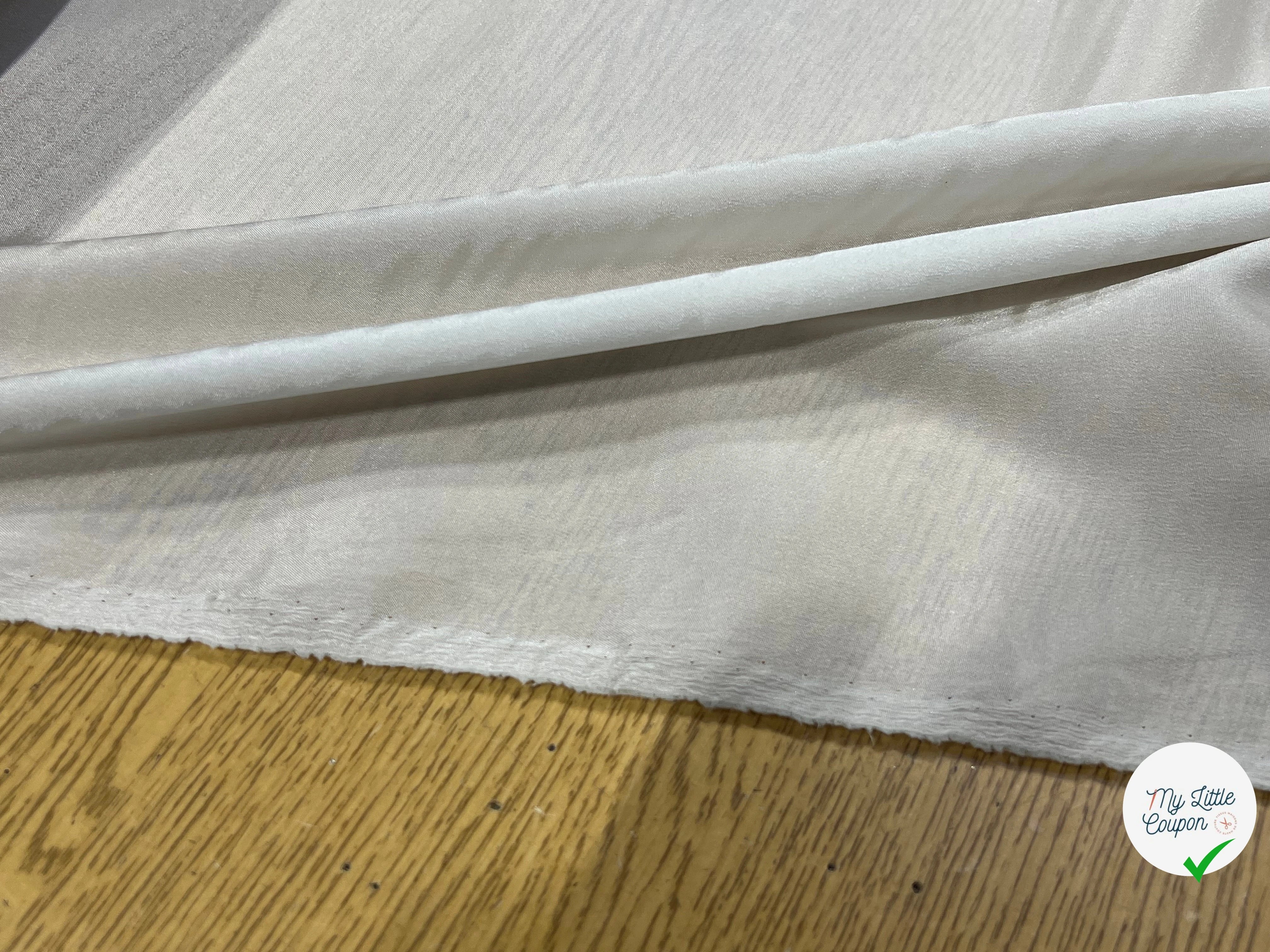 TISSU CREPE LÉGÈREMENT SATINÉ FLUIDE BLANC CASSÉ - My Little Coupon