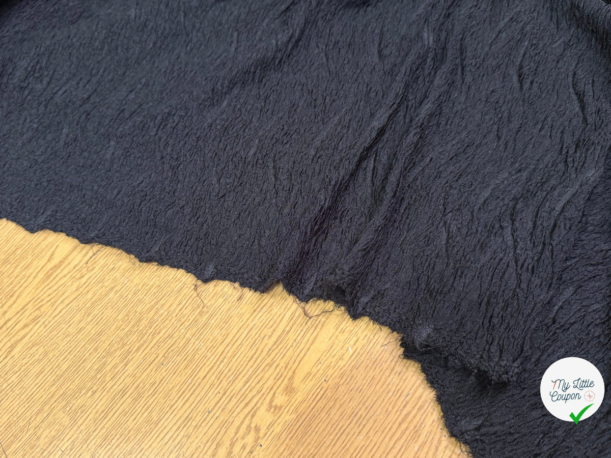 Tissu fluide cloqué stretch noir - vue de la matière