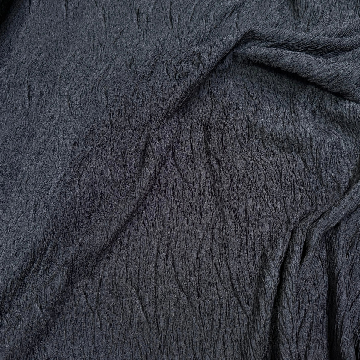 Tissu fluide cloqué stretch noir - détail du tissu