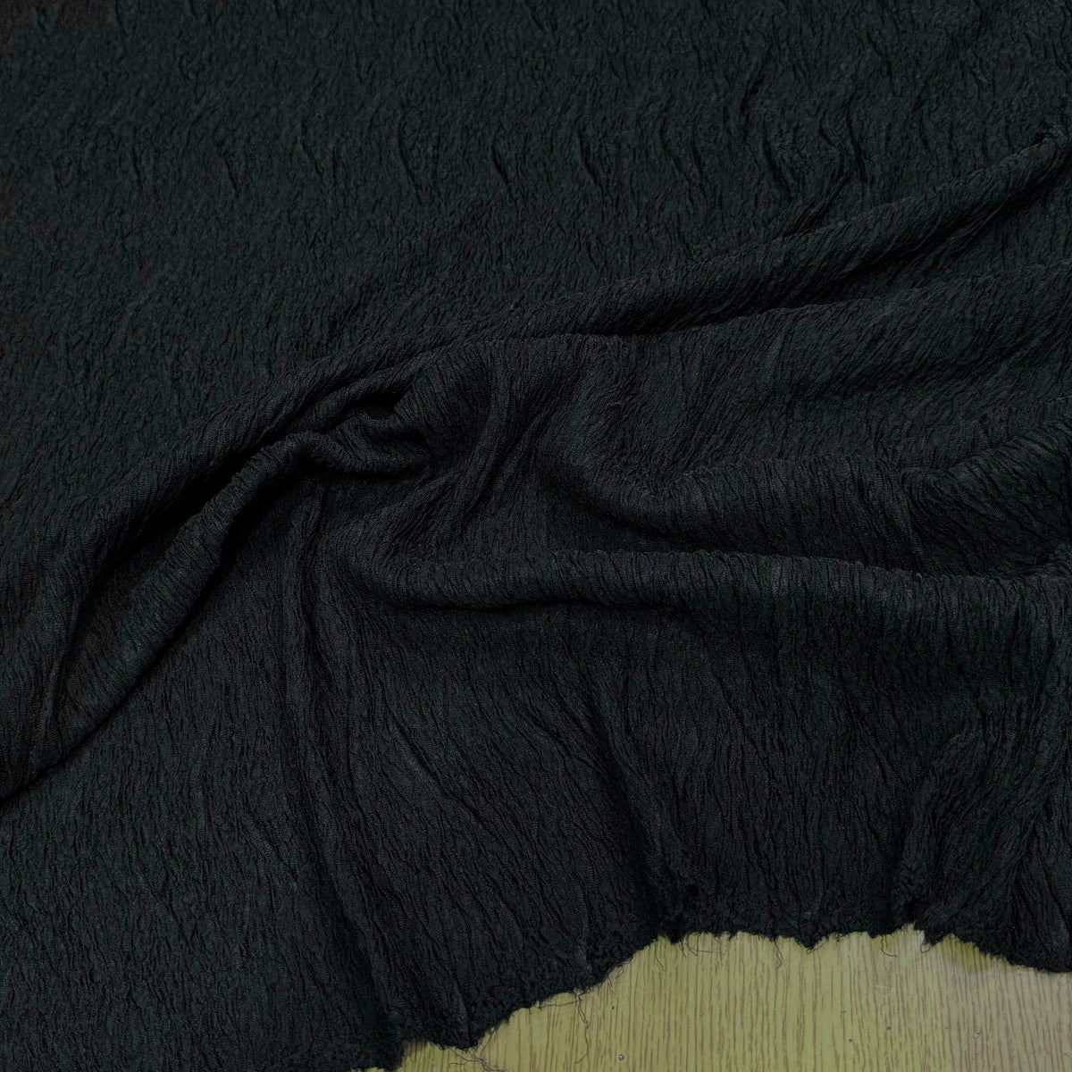 Tissu fluide cloqué stretch noir - tombé du tissu