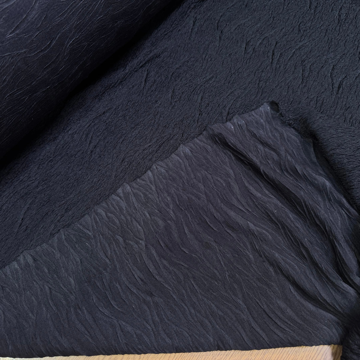 Tissu fluide cloqué stretch noir - texture en gros plan