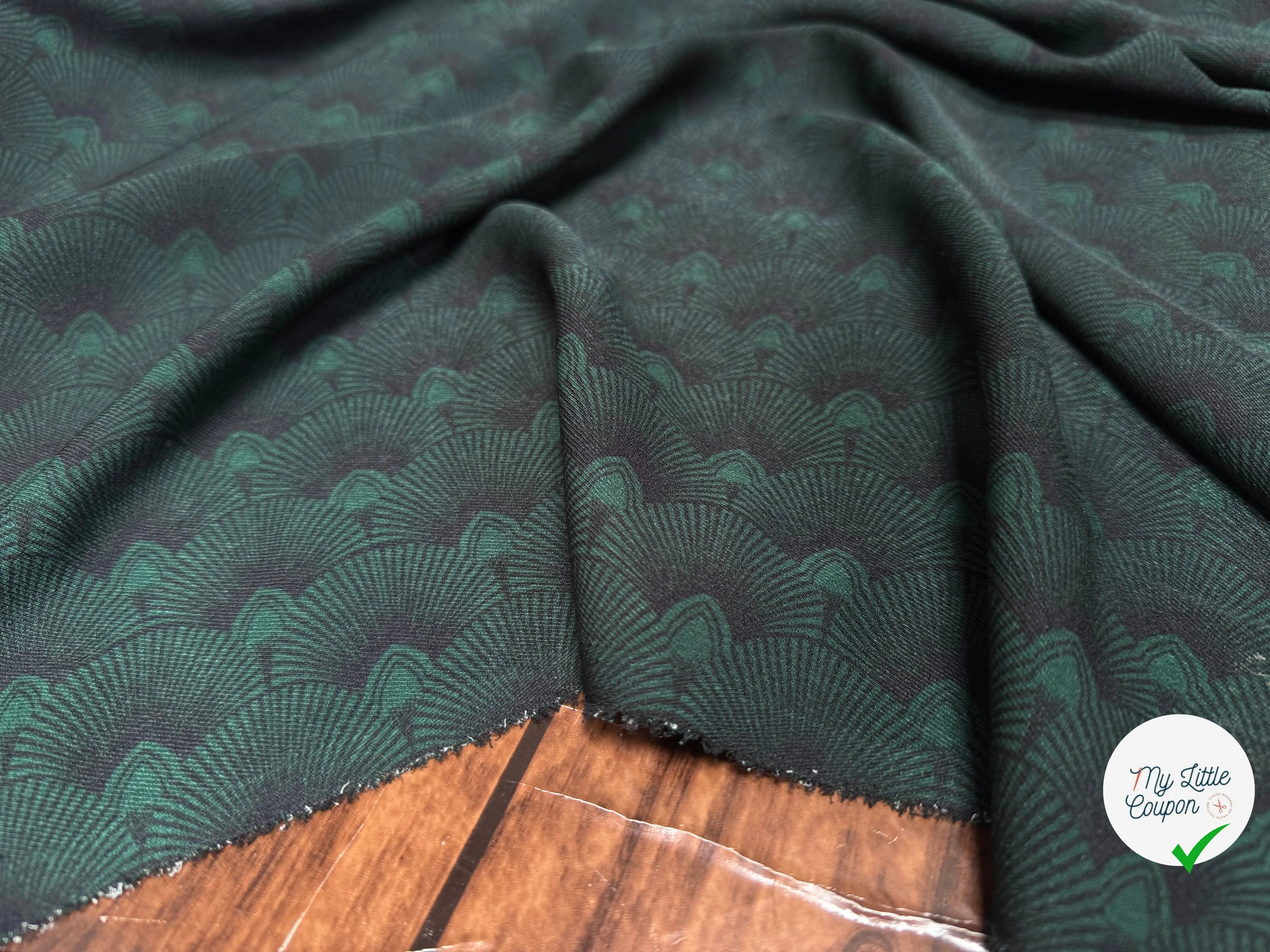 TISSU FLUIDE IMPRIMÉ MOTIF FEUILLAGE VERT ET BLEU MARINE - My Little Coupon