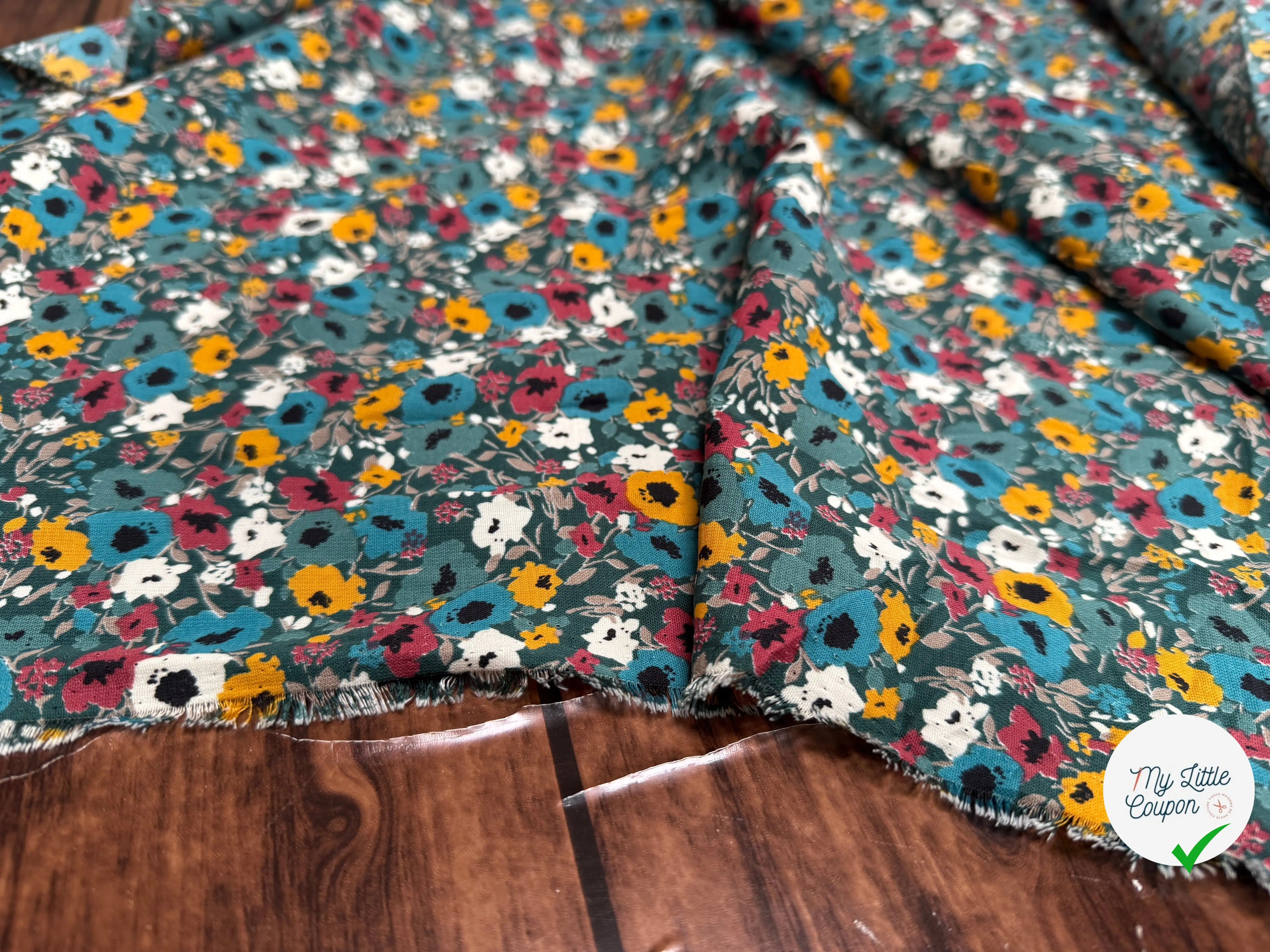 TISSU FLUIDE MOTIF LIBERTY SUR FOND BLEU CIEL - My Little Coupon