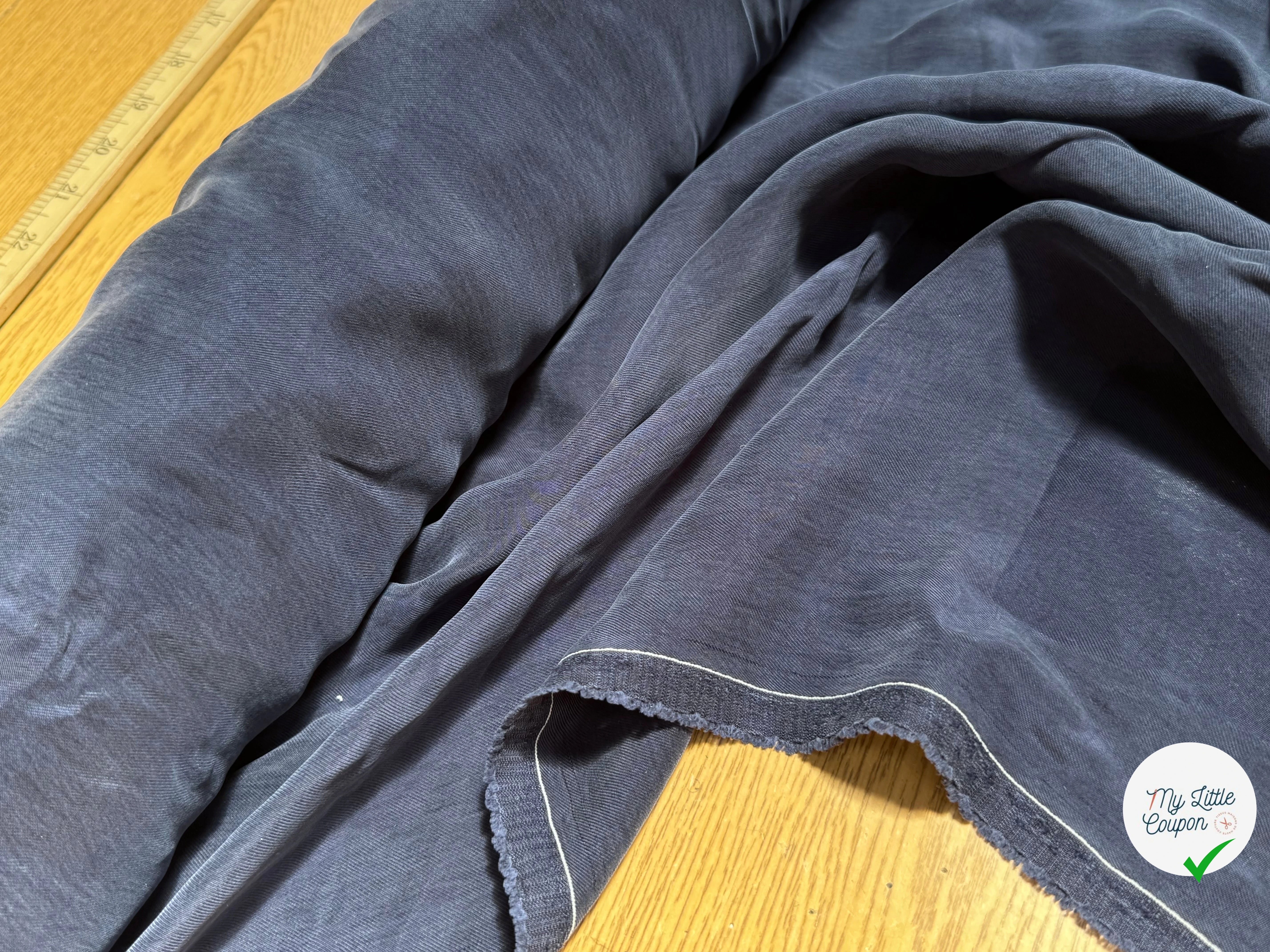 TISSU FLUIDE PEACHSKIN 100% CUPRO BLEU MARINE - My Little Coupon