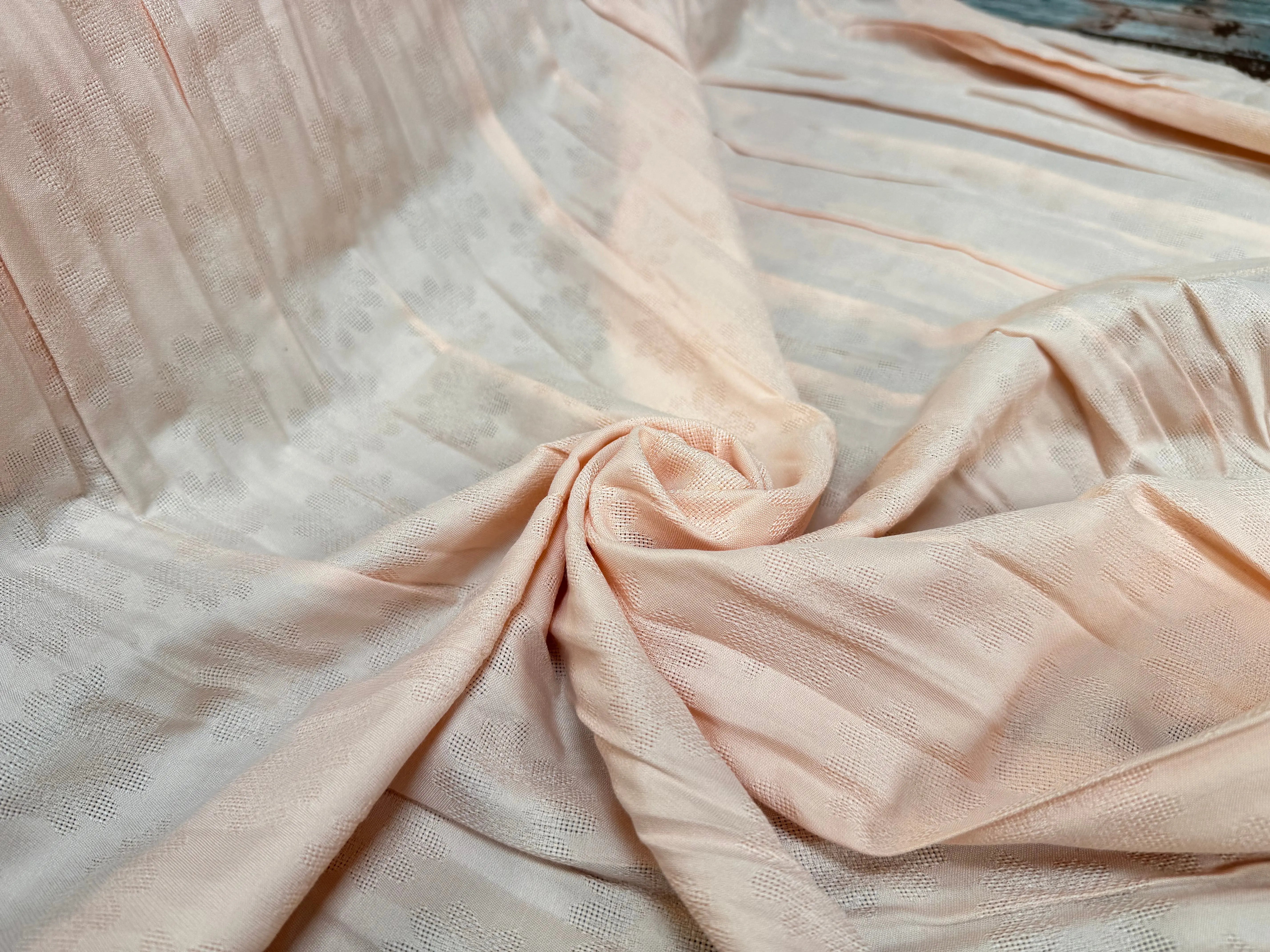 TISSU FLUIDE POLYCOTON MOTIF FLEUR ROSE PALE - My Little Coupon