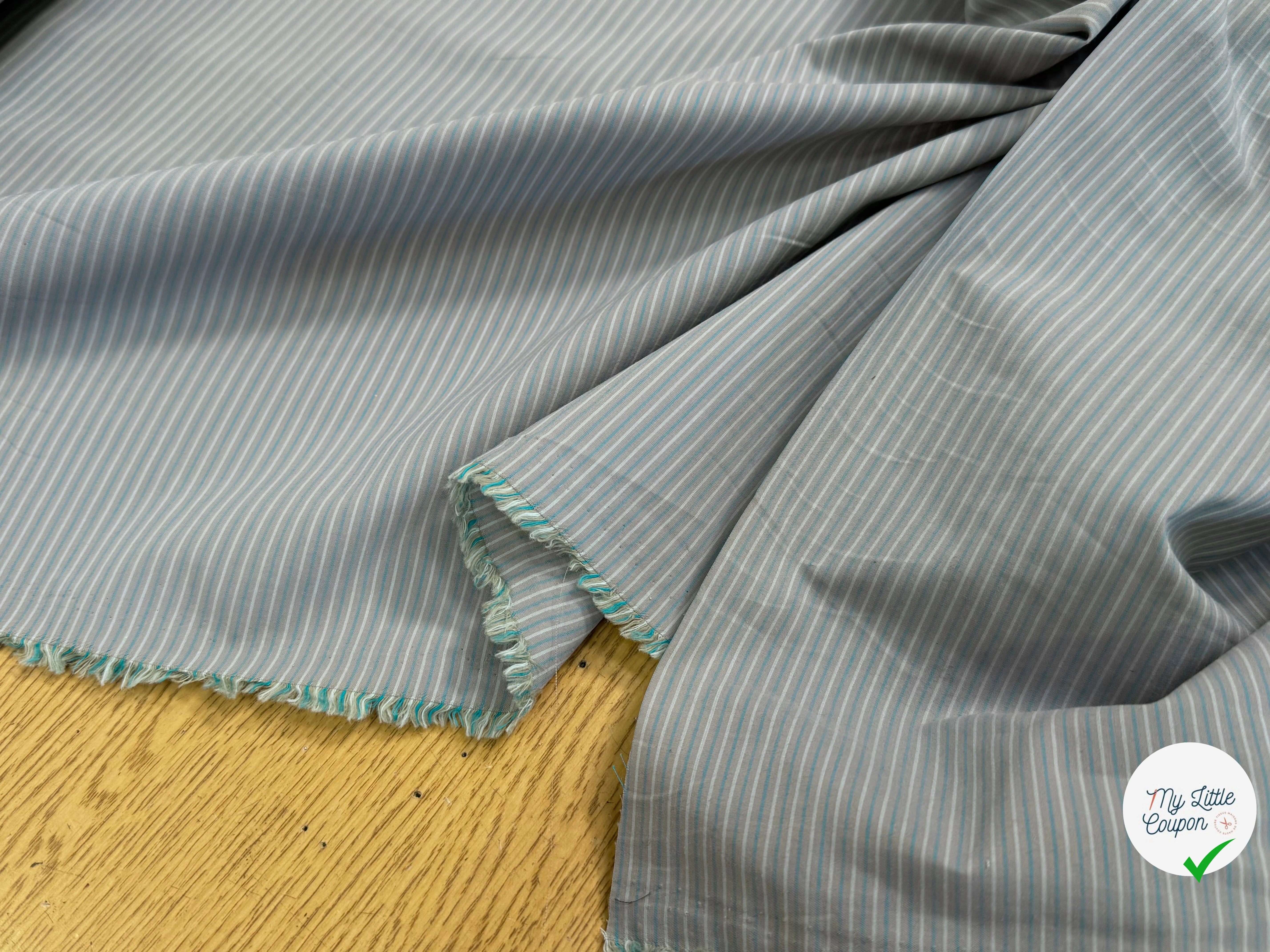 TISSU LÉGÈREMENT CRAQUANT FINES RAYURES VERT GRIS - My Little Coupon