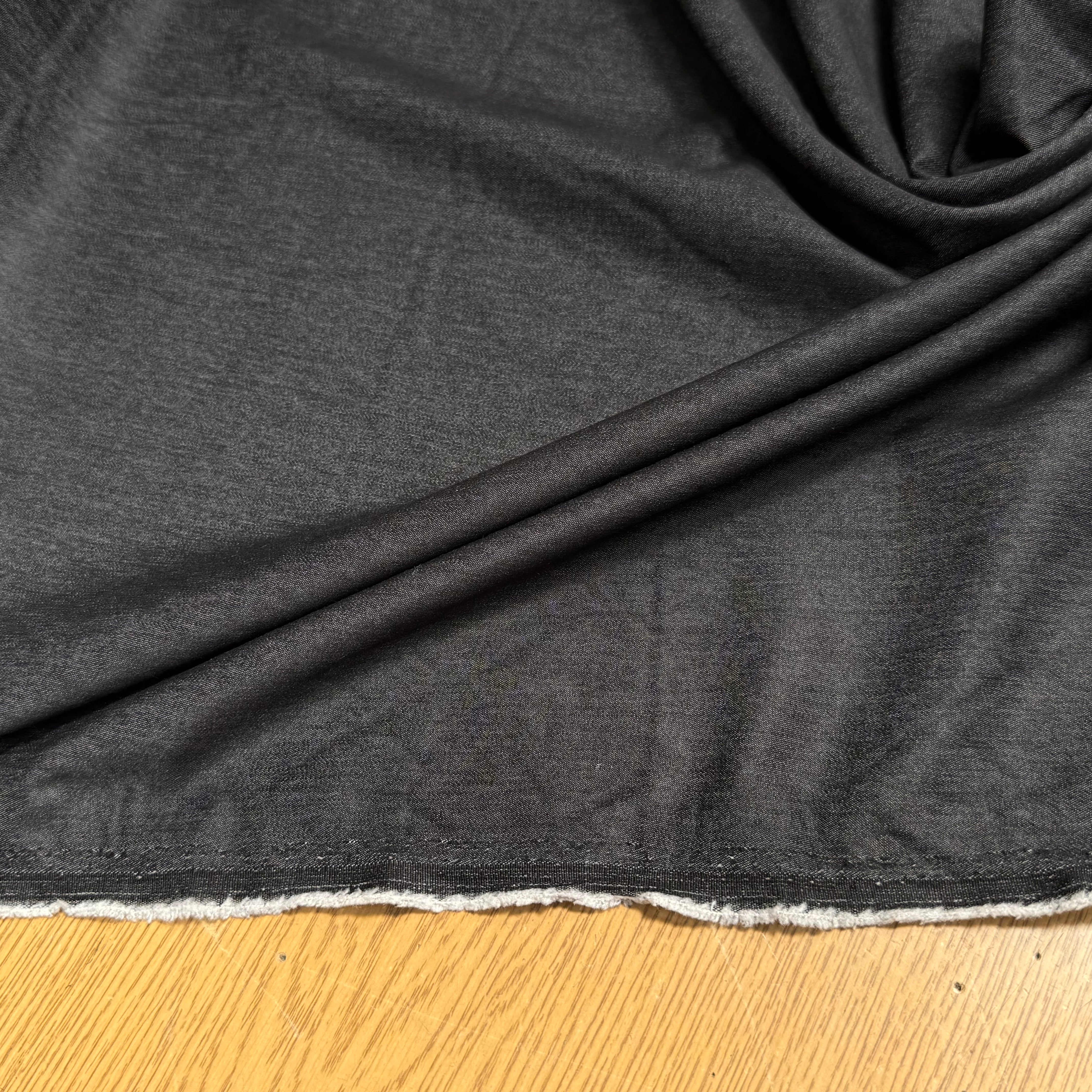 TISSU POLYVISCOSE FLUIDE SATINÉ GRIS ESPRIT DENIM - My Little Coupon