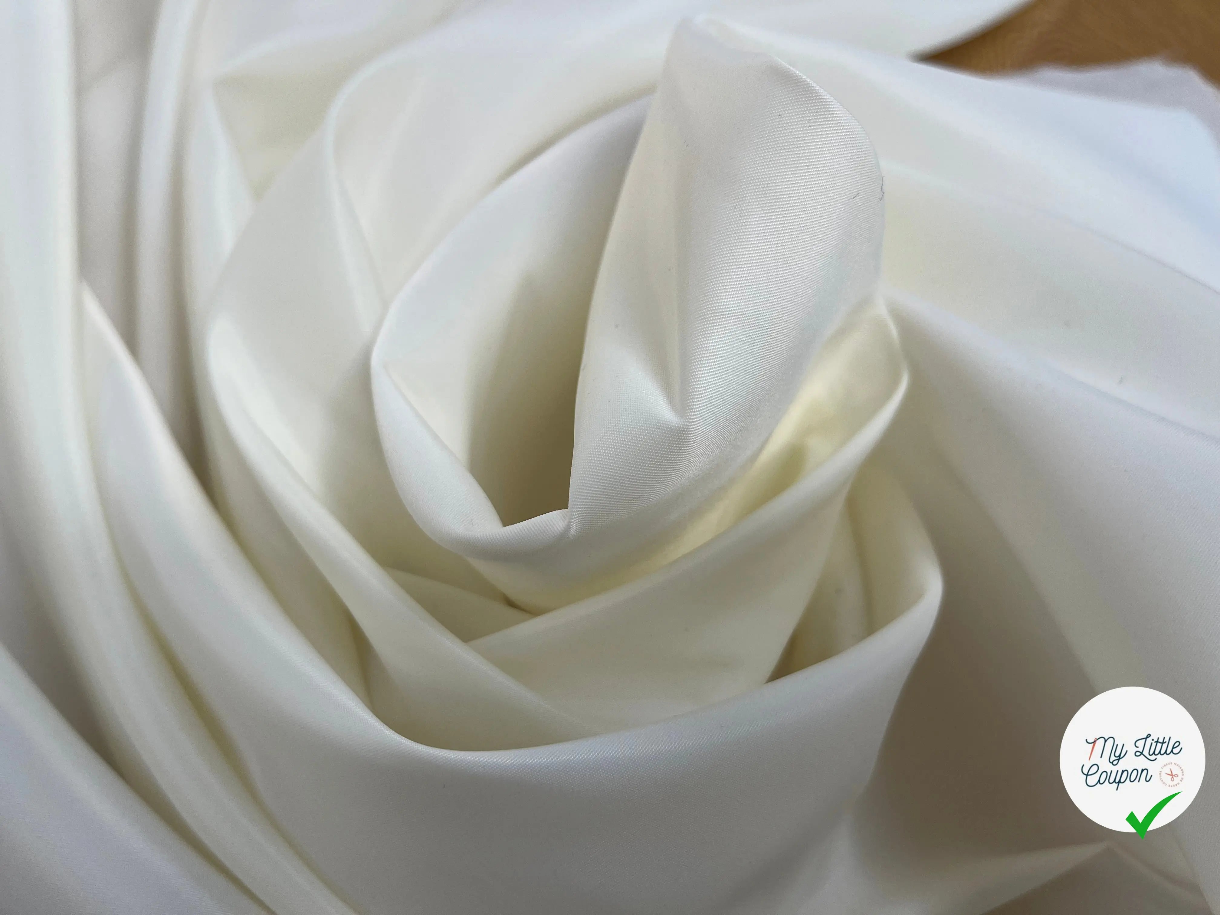TISSU SATINÉ BLANC CASSÉ POLYESTER - My Little Coupon