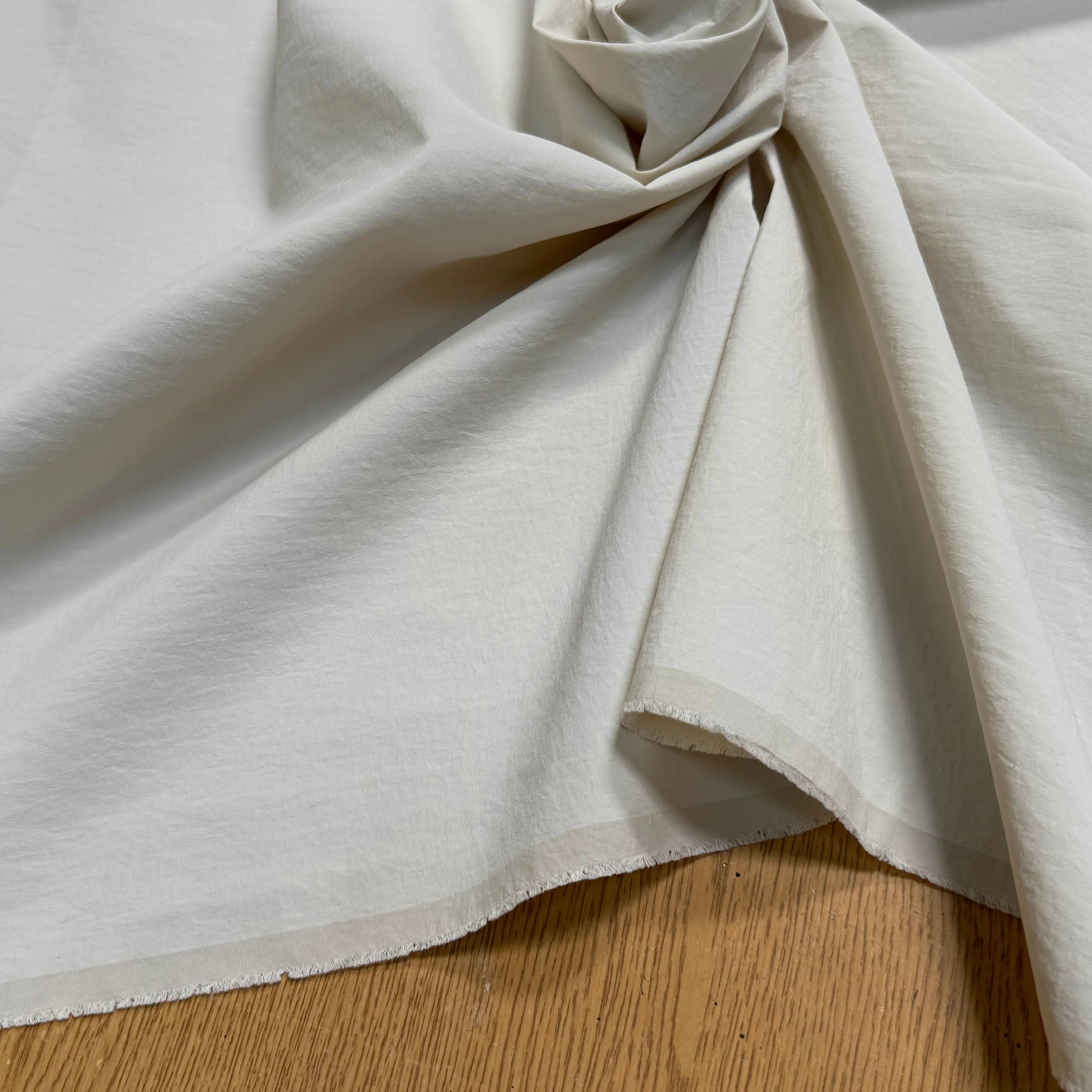 TOILE POLYAMIDE FAÇON CREPE ÉCRU BELLE TENUE - My Little Coupon