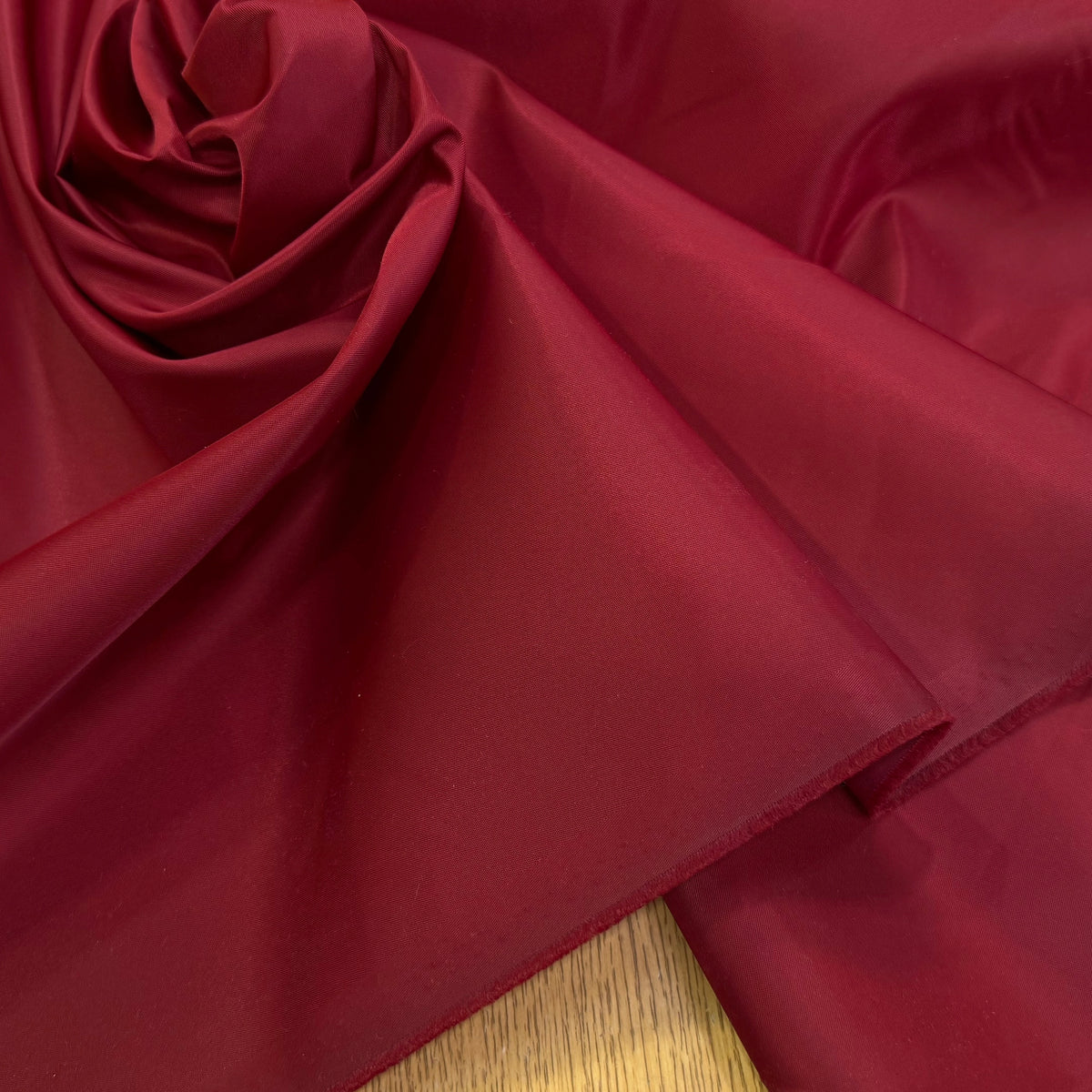 TOILE SATIN LOURDE CRAQUANTE ROUGE BORDEAUX - My Little Coupon
