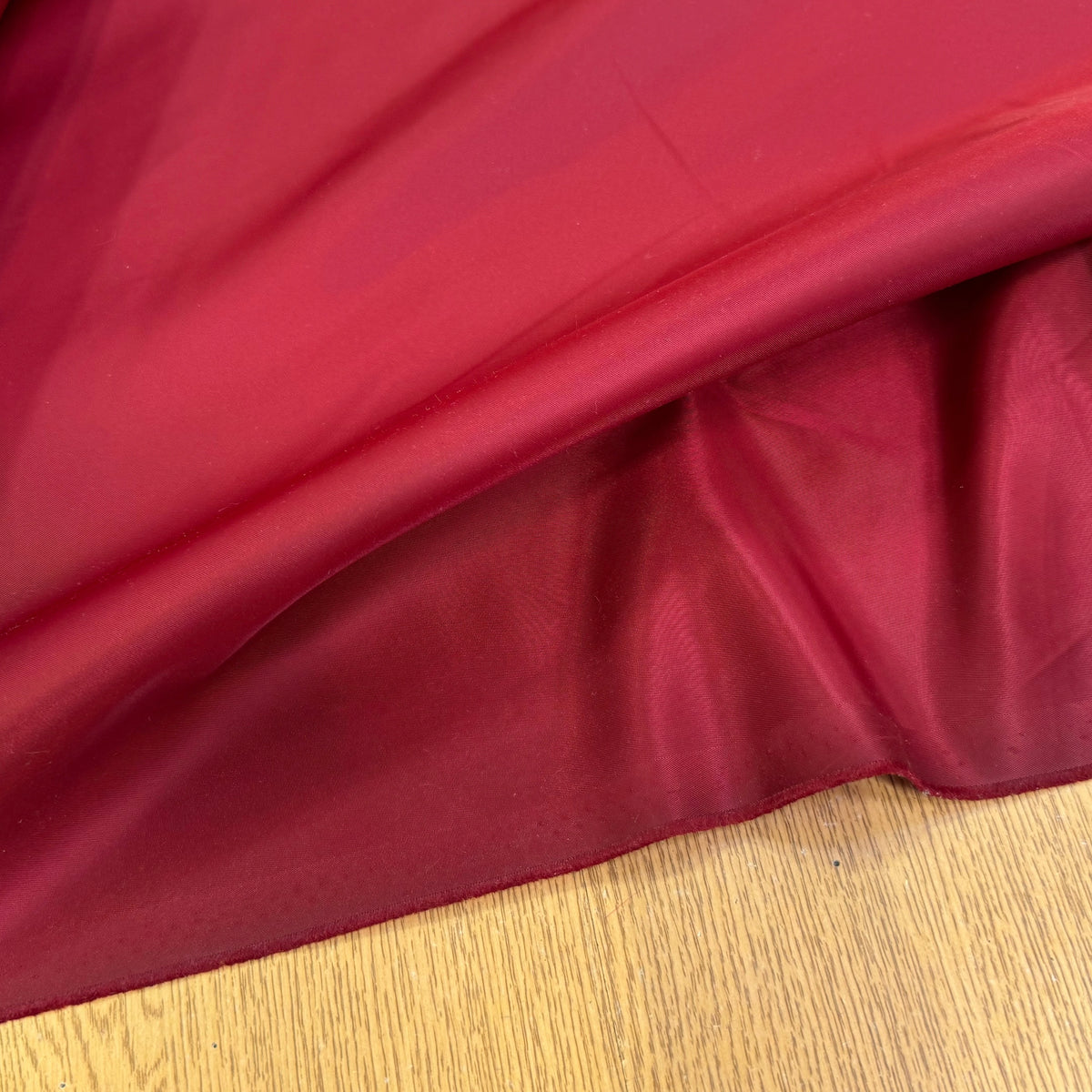 TOILE SATIN LOURDE CRAQUANTE ROUGE BORDEAUX - My Little Coupon
