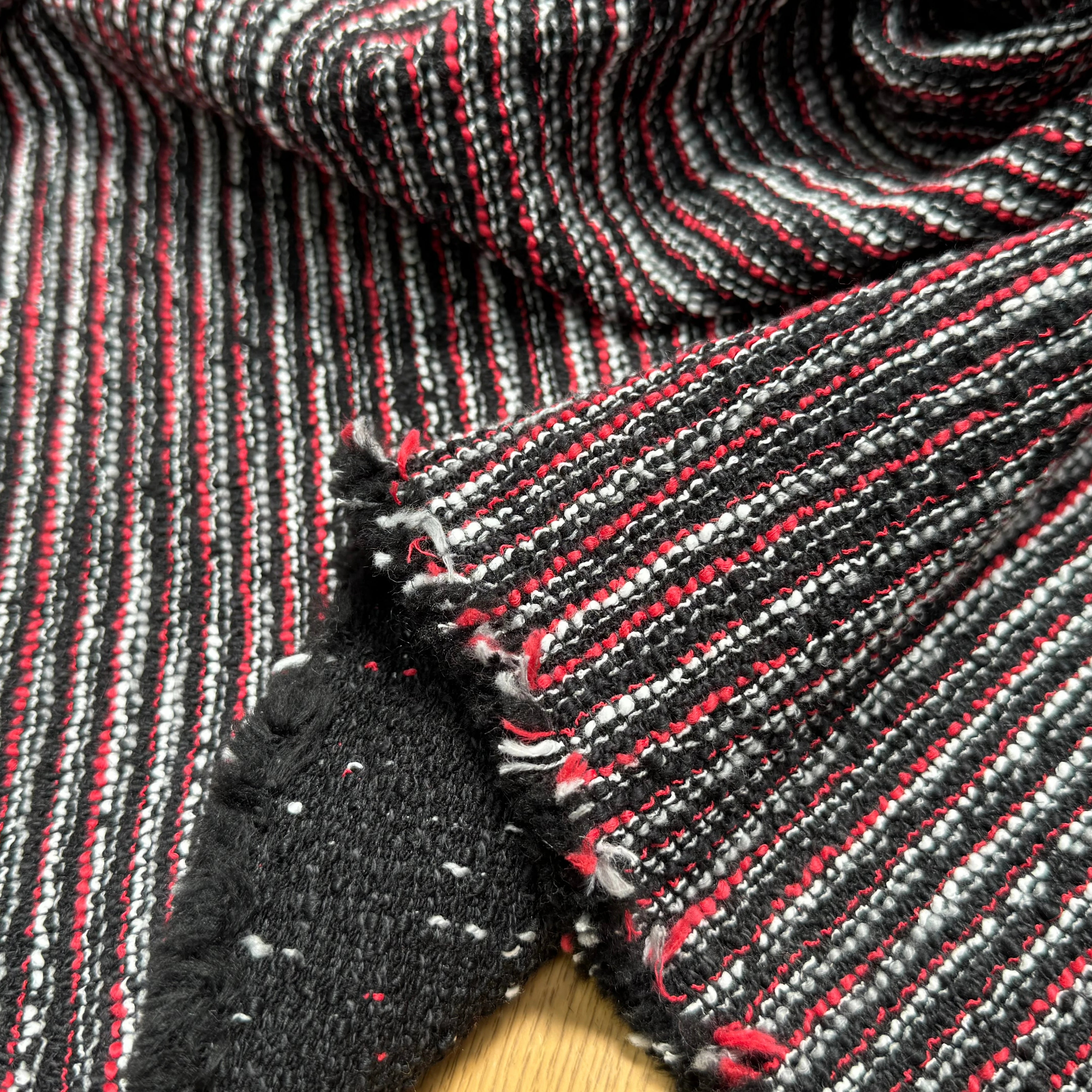 TWEED JACQUARD 36% POLYCOTON 32% COTON ET 18% LAINE NOIR ROUGE - My Little Coupon