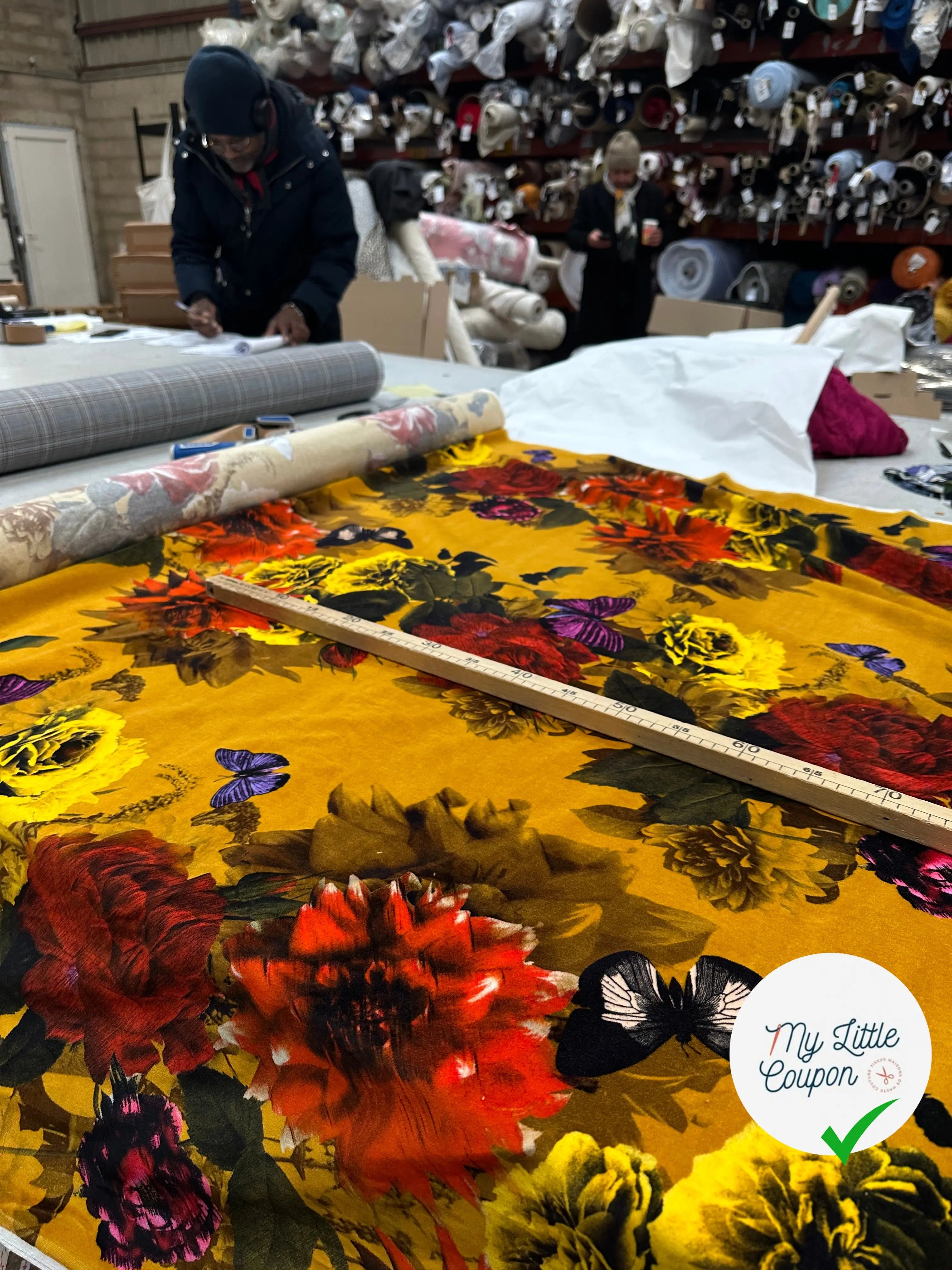 VELOURS DE COTON IMPRIMĂ FLORAL ET PAPILLONS MUSTARD MLC INTERN