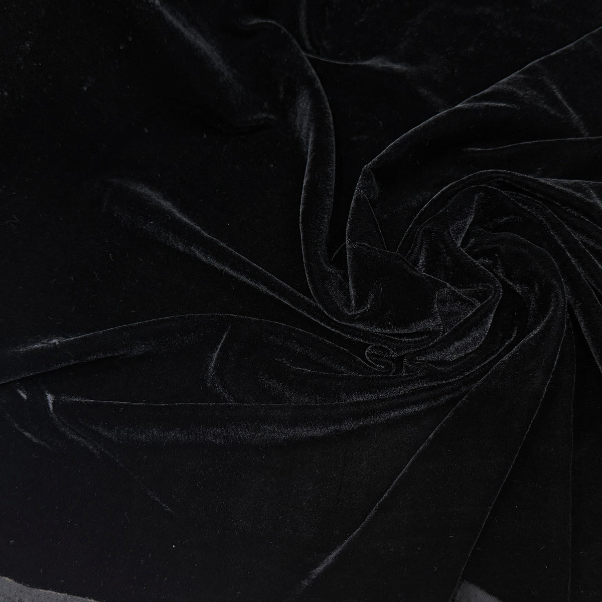 Tissu velours lisse viscose noir royal - détail du tissu