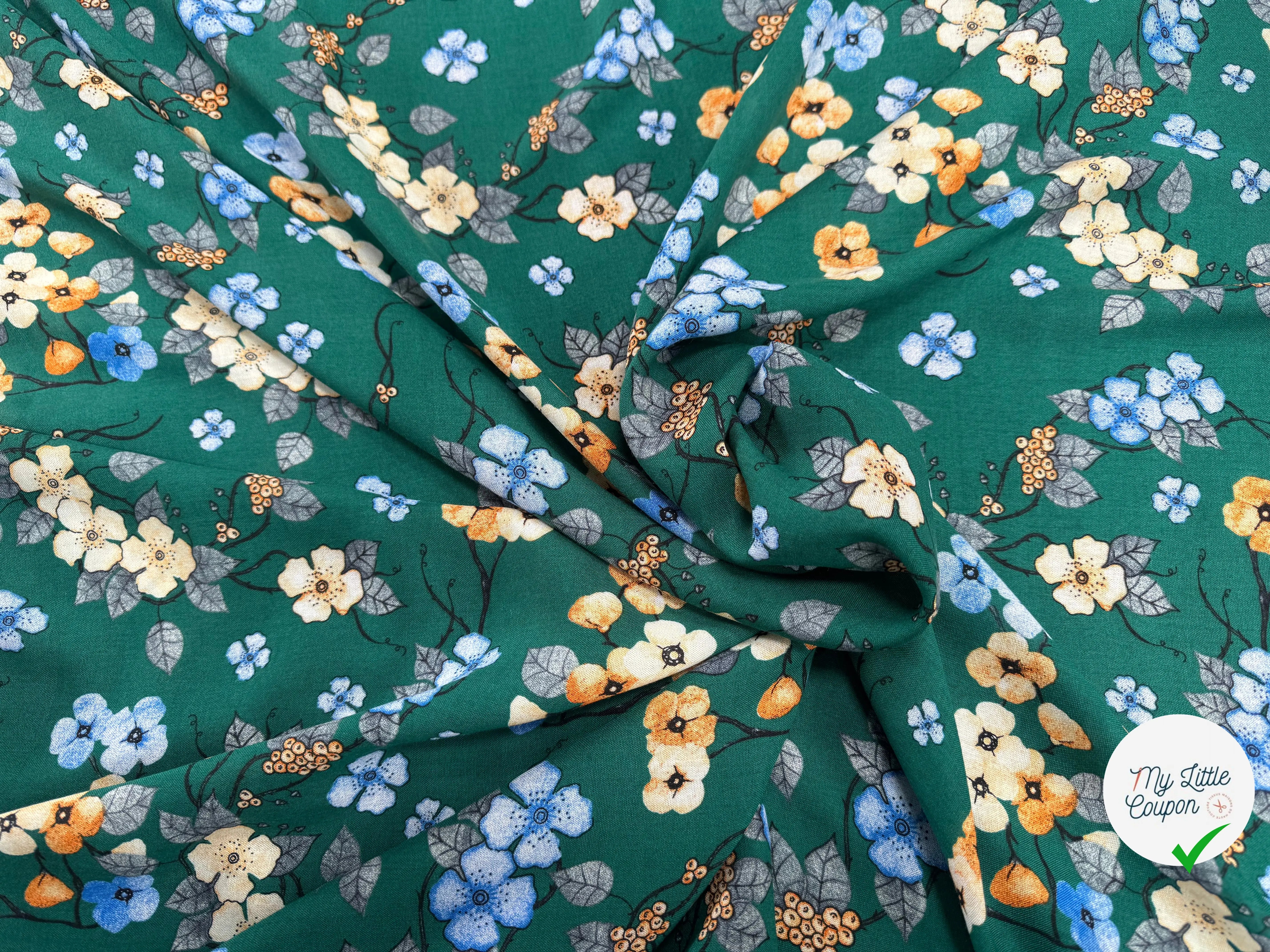 VISCOSE À FLEURS JAPONAISES BLEUES ET BEIGES SUR FOND VERT - My Little Coupon