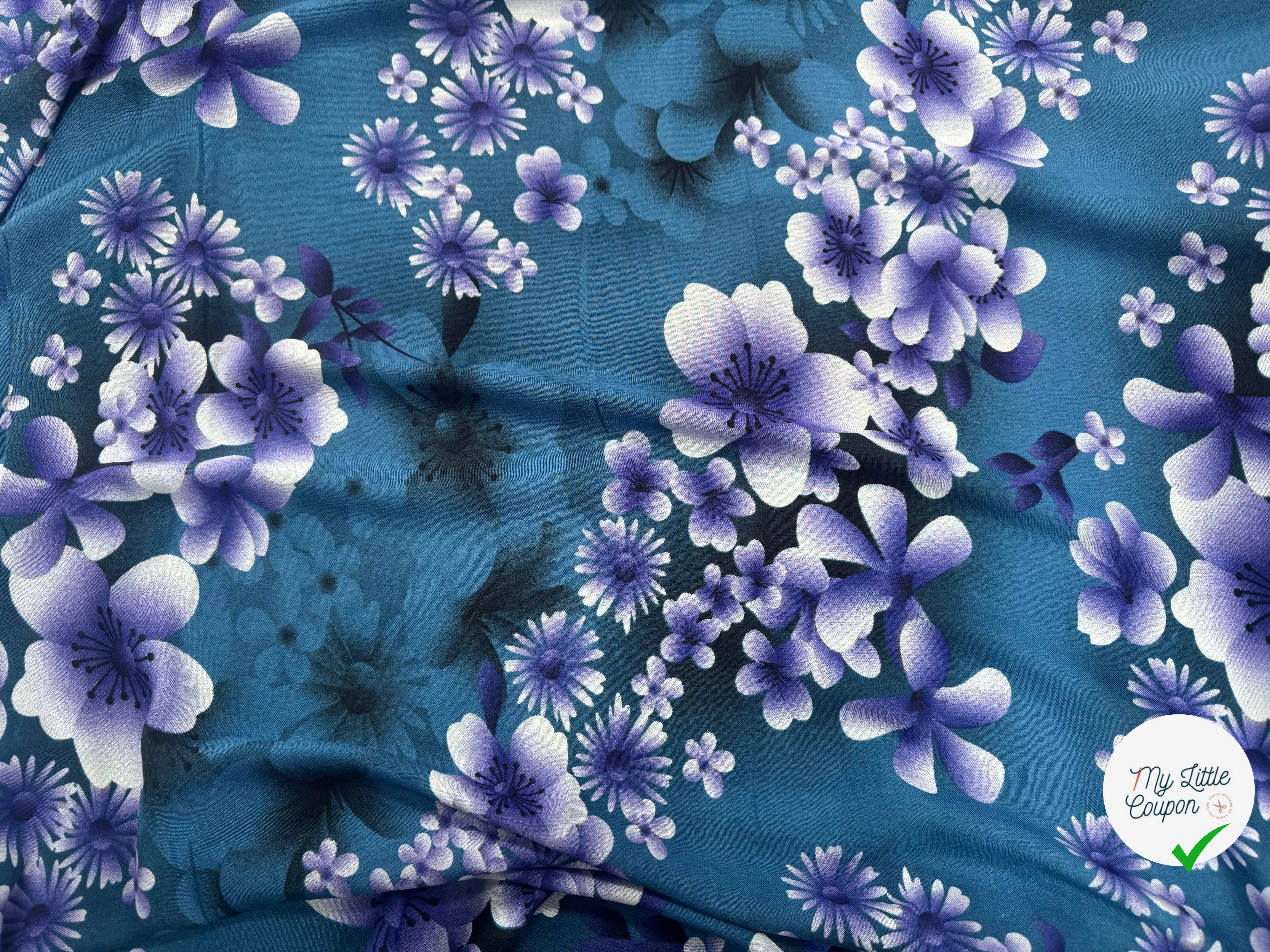 VISCOSE À MOTIFS ROSES ET PISSENLITS SUR FOND BLEU DE COULEURS VIOLET - My Little Coupon