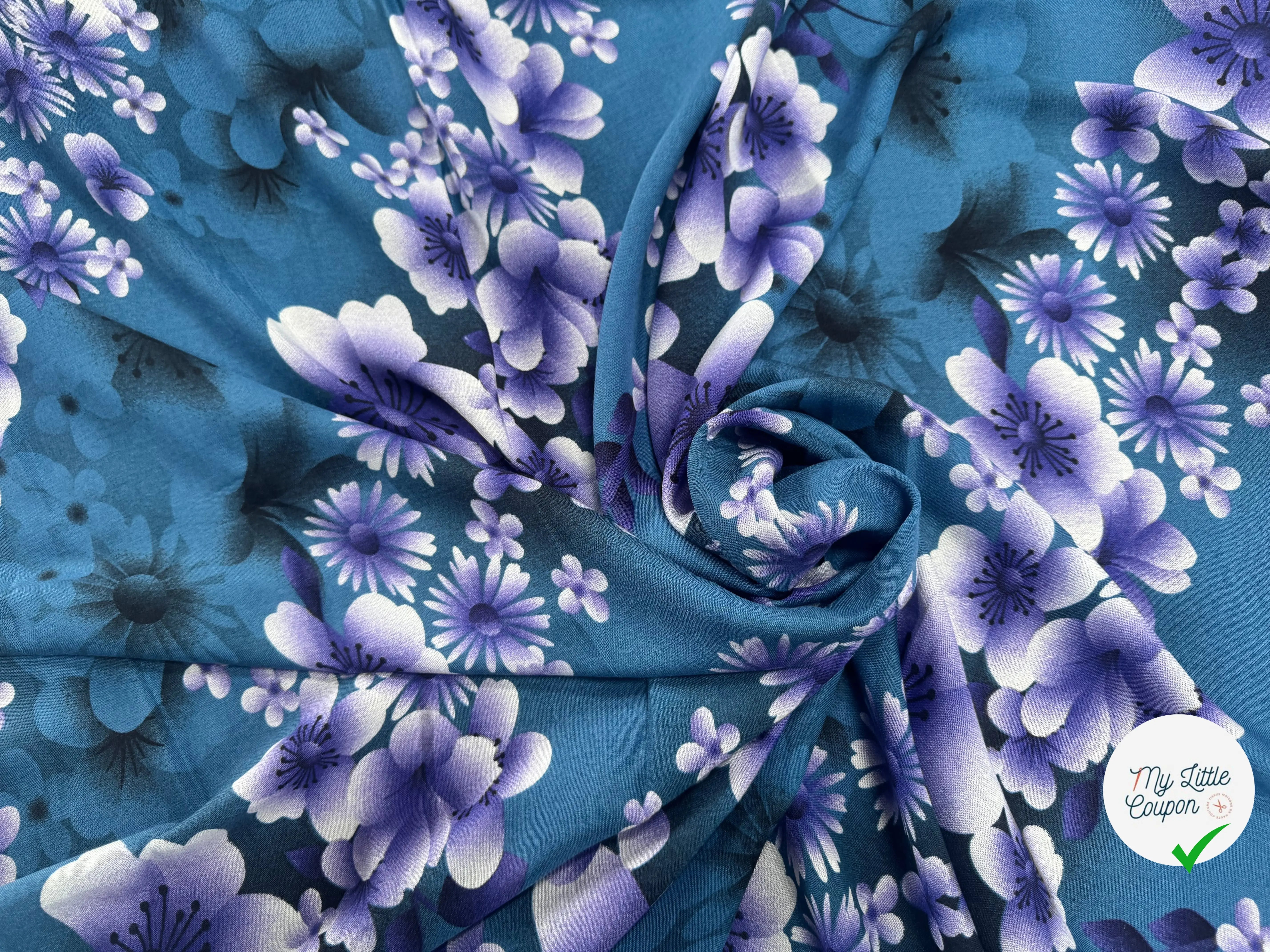 VISCOSE À MOTIFS ROSES ET PISSENLITS SUR FOND BLEU DE COULEURS VIOLET - My Little Coupon