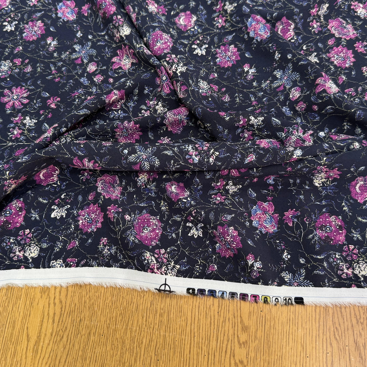 VISCOSE DOUCE ET FLUIDE FOND NUIT FLORAUX VIOLET - My Little Coupon