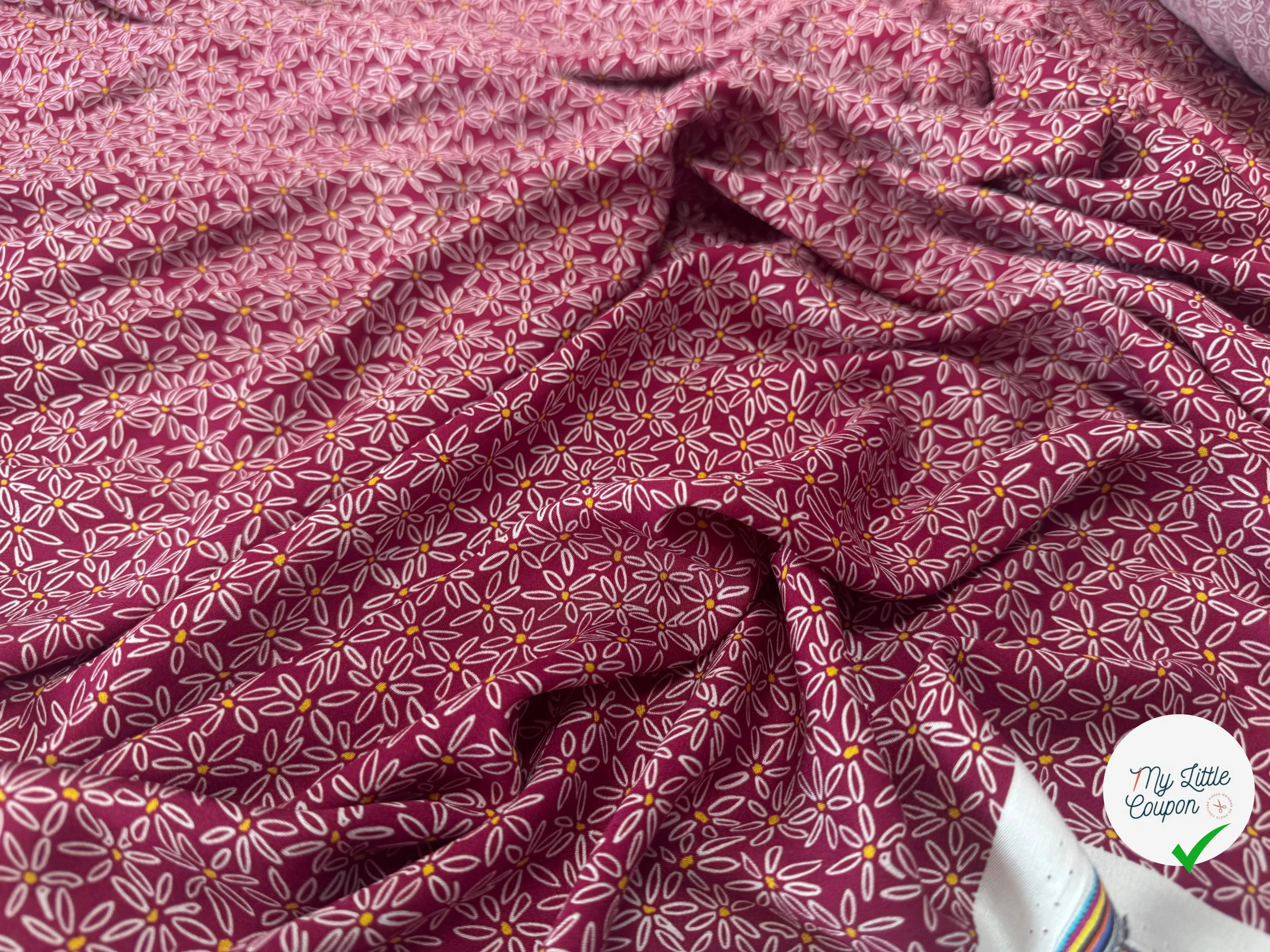 VISCOSE DOUCE TRES LEGEREMENT SATINEE PRINT FLEURS SUR FOND BORDEAUX - My Little Coupon