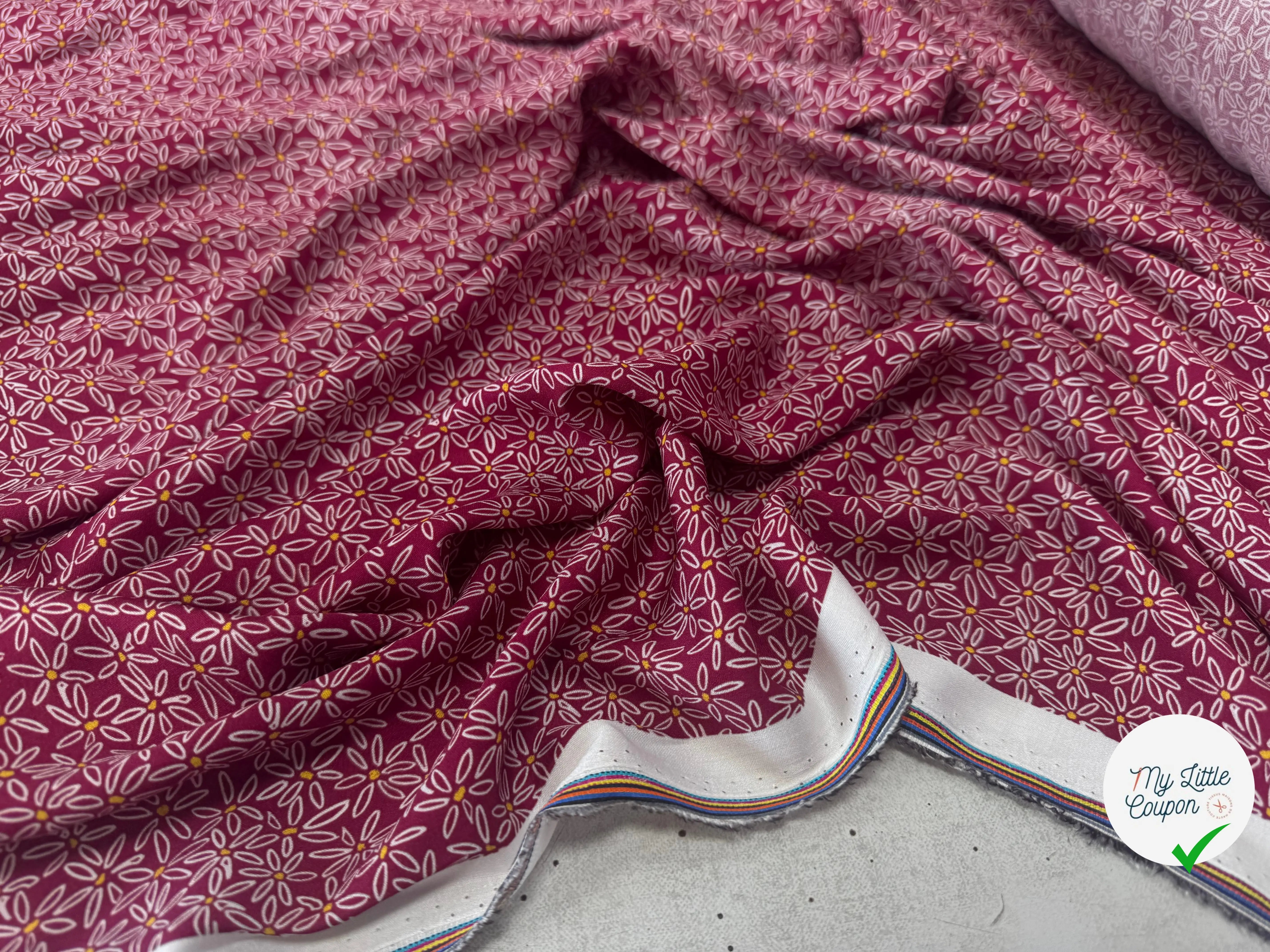 VISCOSE DOUCE TRES LEGEREMENT SATINEE PRINT FLEURS SUR FOND BORDEAUX - My Little Coupon