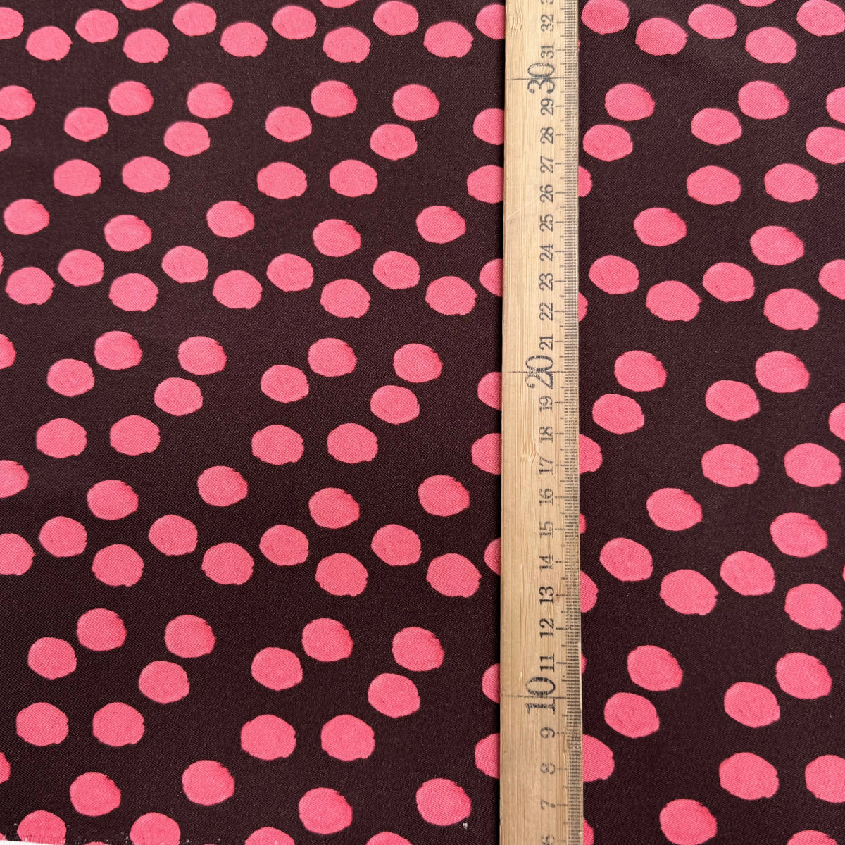 VISCOSE ÉLASTHANNE IMPRIMÉ POIS ROSES FOND MARRON - My Little Coupon