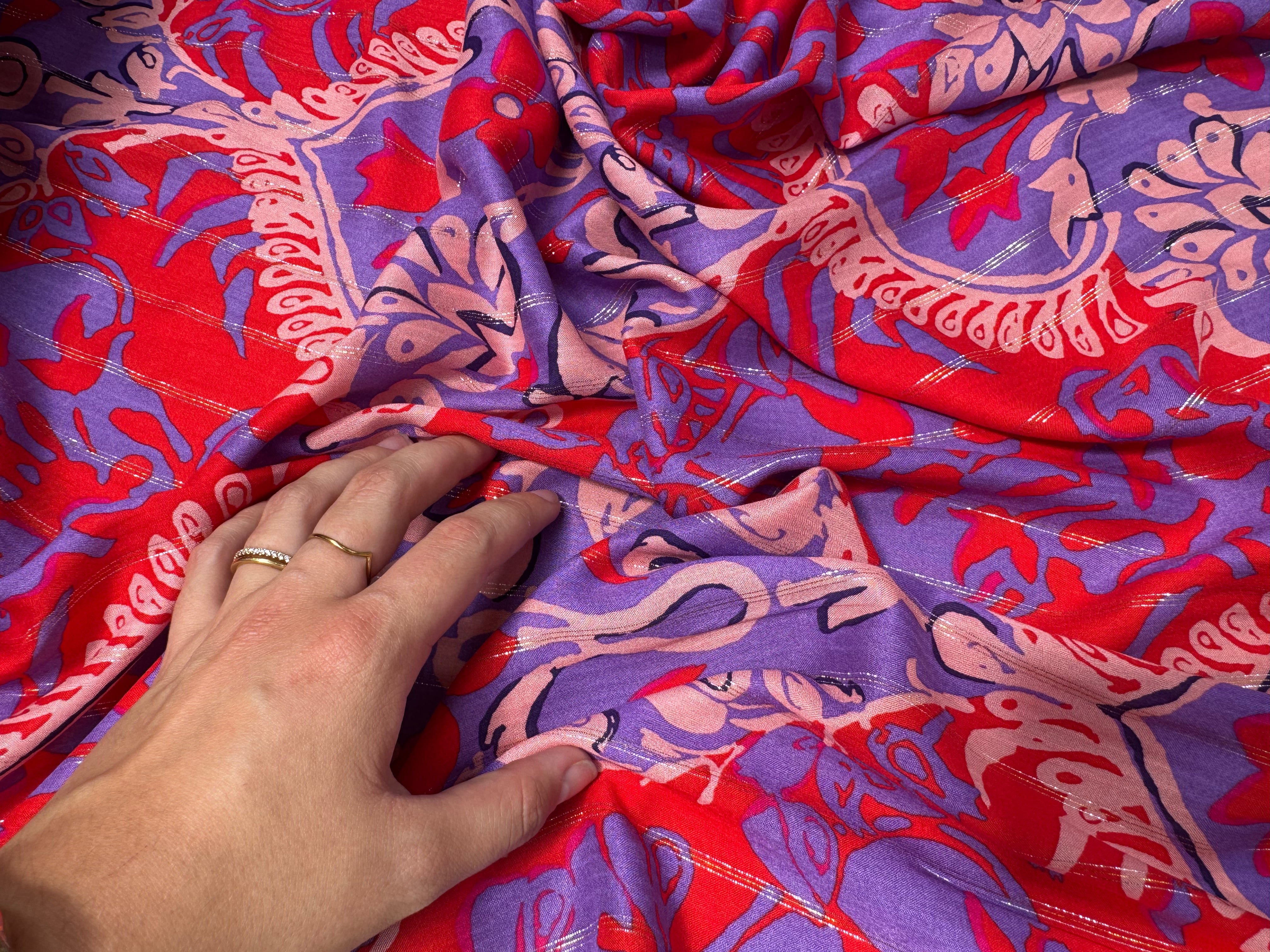 VISCOSE FIL ARGENTÉ FOND VIOLET MOTIFS ROUGE - My Little Coupon