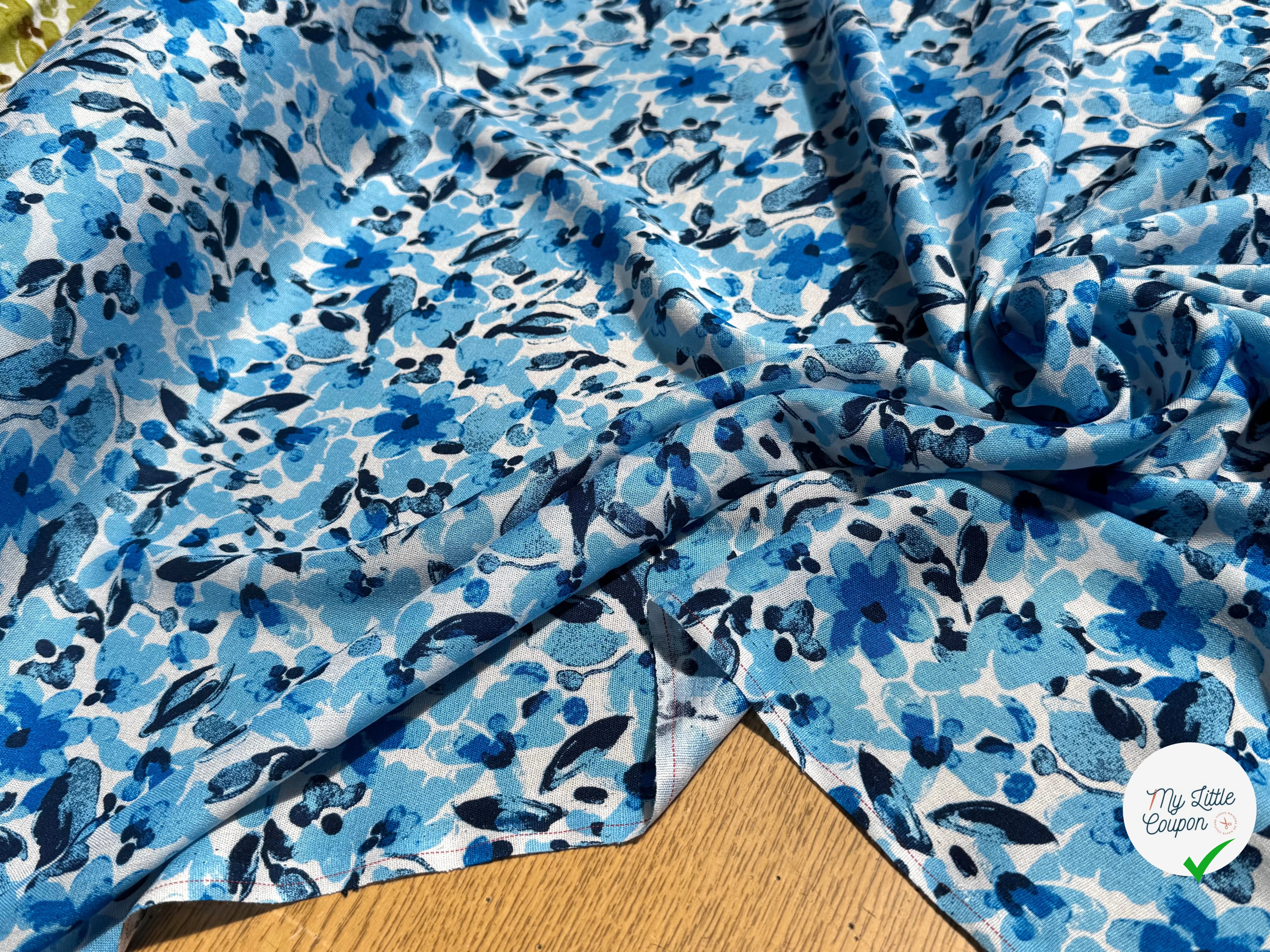 VISCOSE FLUIDE FOND BLANC MOTIFS FLORAUX BLEU - My Little Coupon