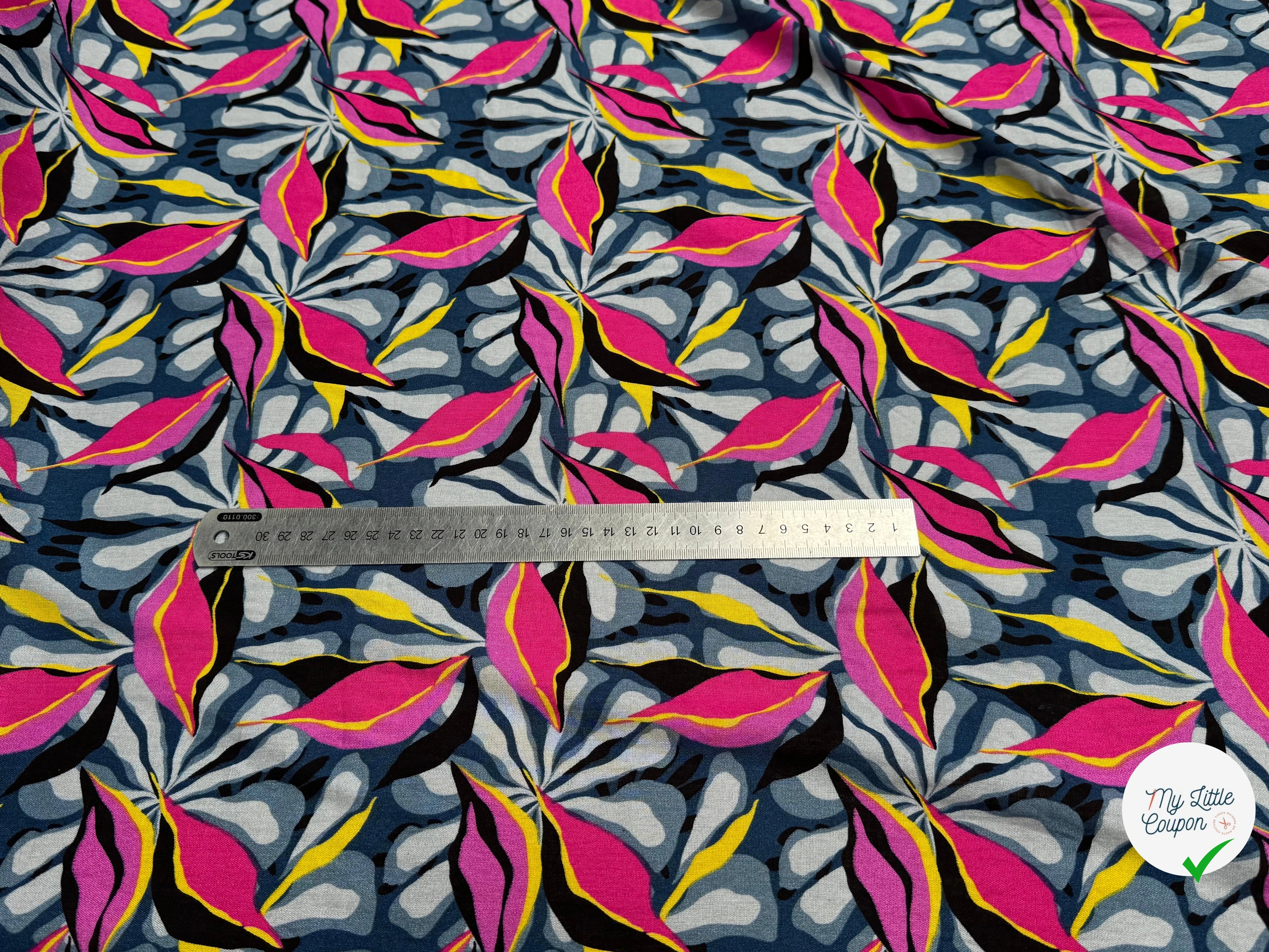 VISCOSE FLUIDE FOND GRIS MOTIFS FEUILLAGES ROSE JAUNE - My Little Coupon