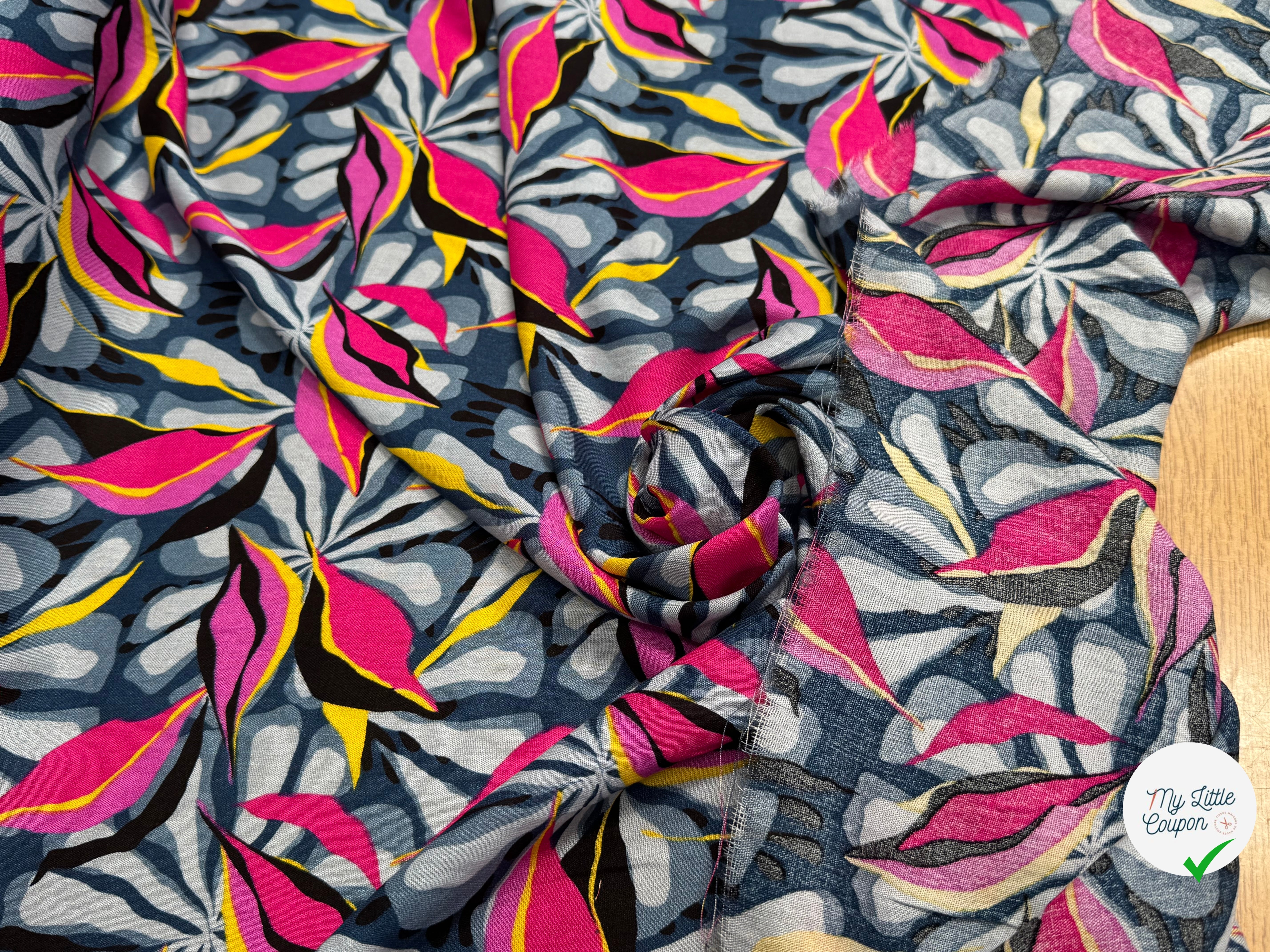 VISCOSE FLUIDE FOND GRIS MOTIFS FEUILLAGES ROSE JAUNE - My Little Coupon