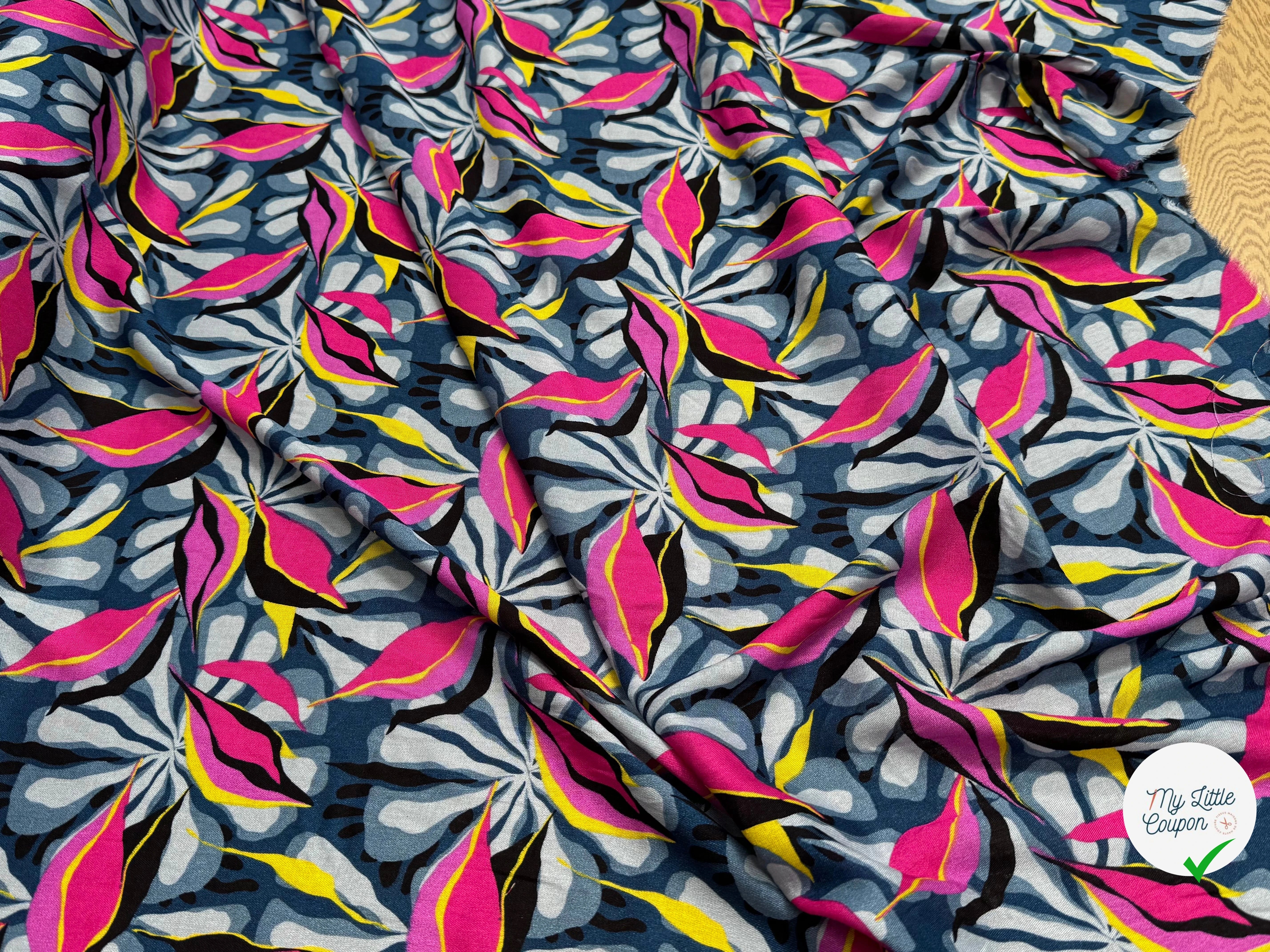 VISCOSE FLUIDE FOND GRIS MOTIFS FEUILLAGES ROSE JAUNE - My Little Coupon