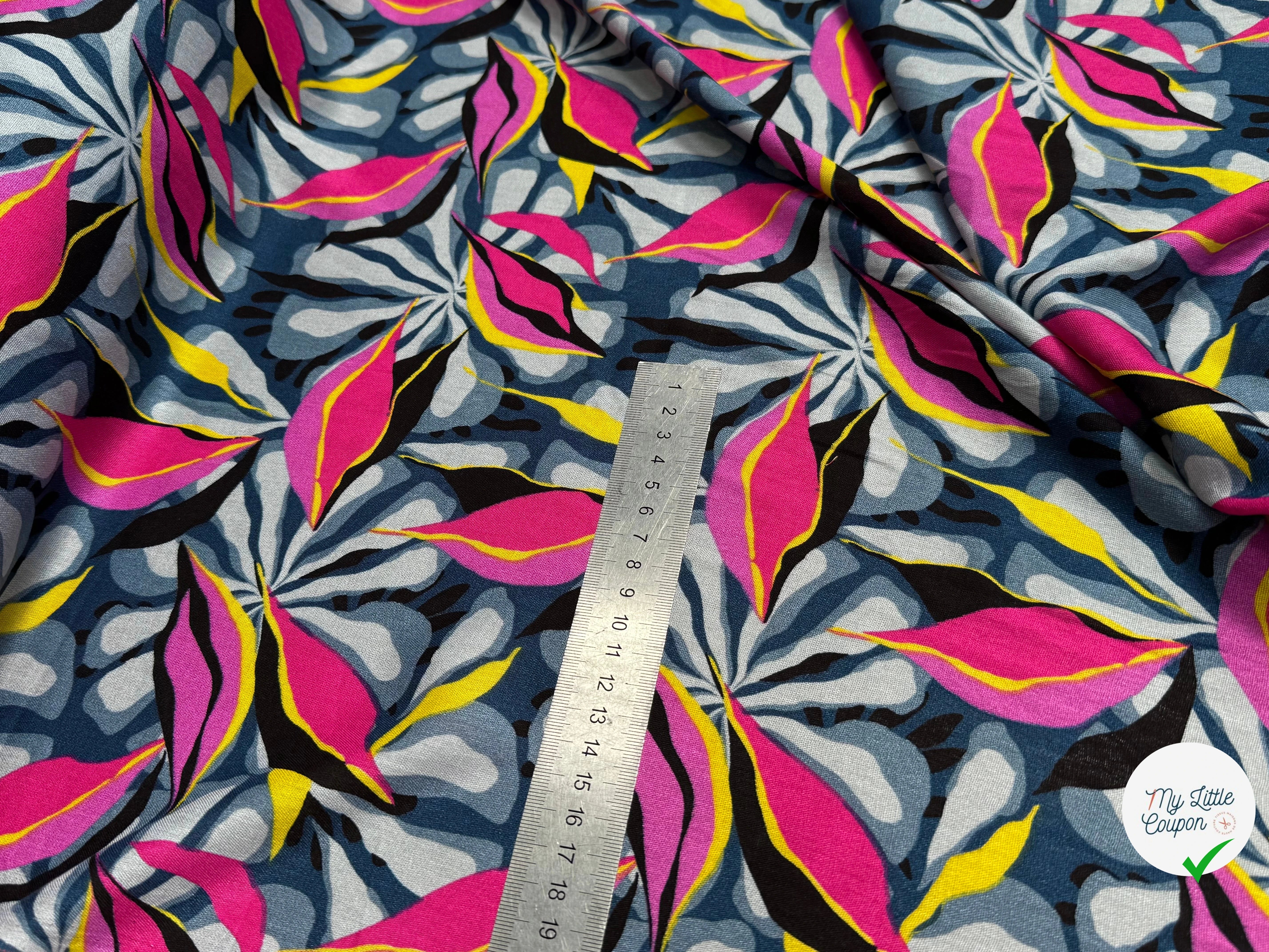 VISCOSE FLUIDE FOND GRIS MOTIFS FEUILLAGES ROSE JAUNE - My Little Coupon