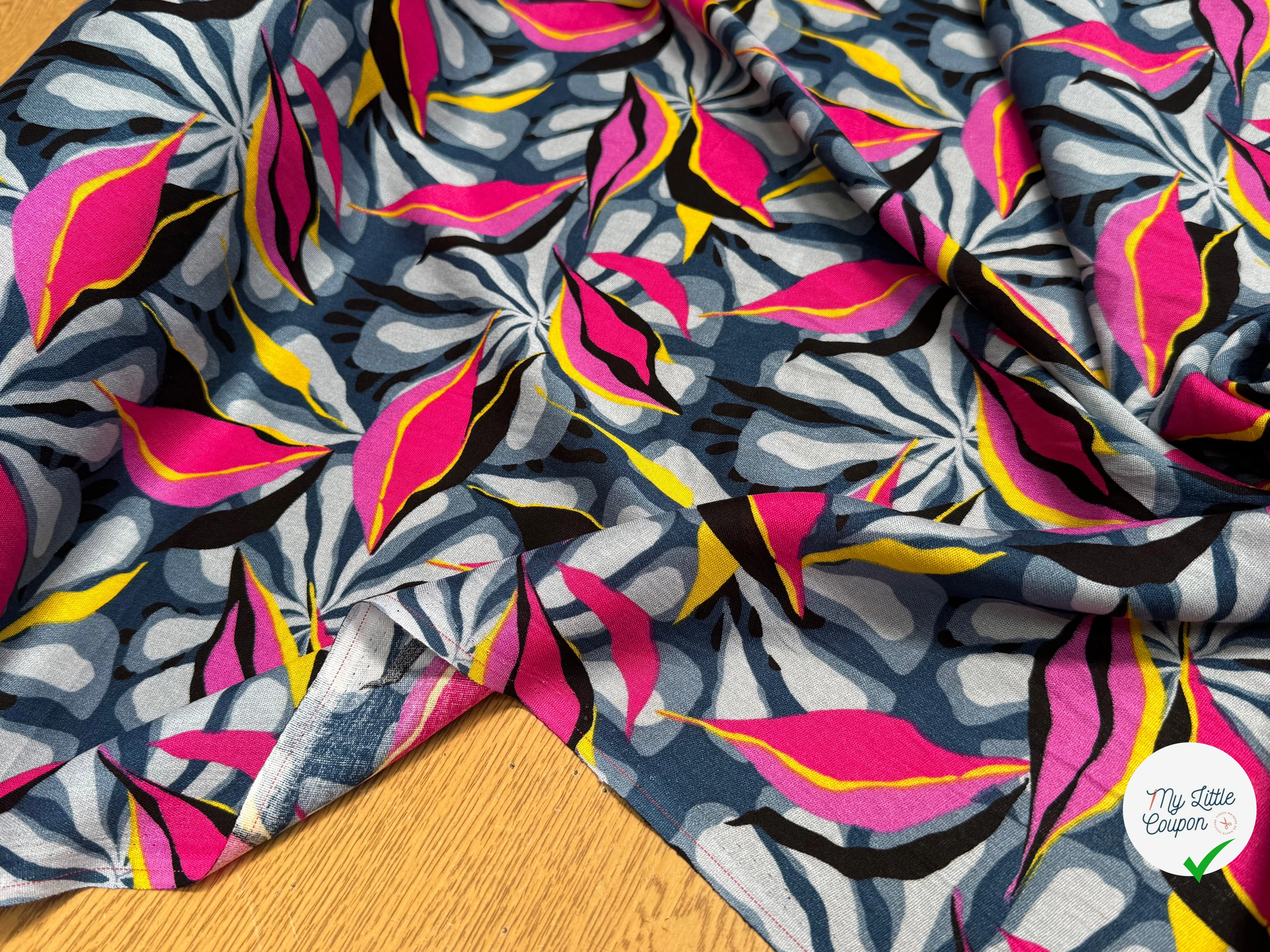VISCOSE FLUIDE FOND GRIS MOTIFS FEUILLAGES ROSE JAUNE - My Little Coupon