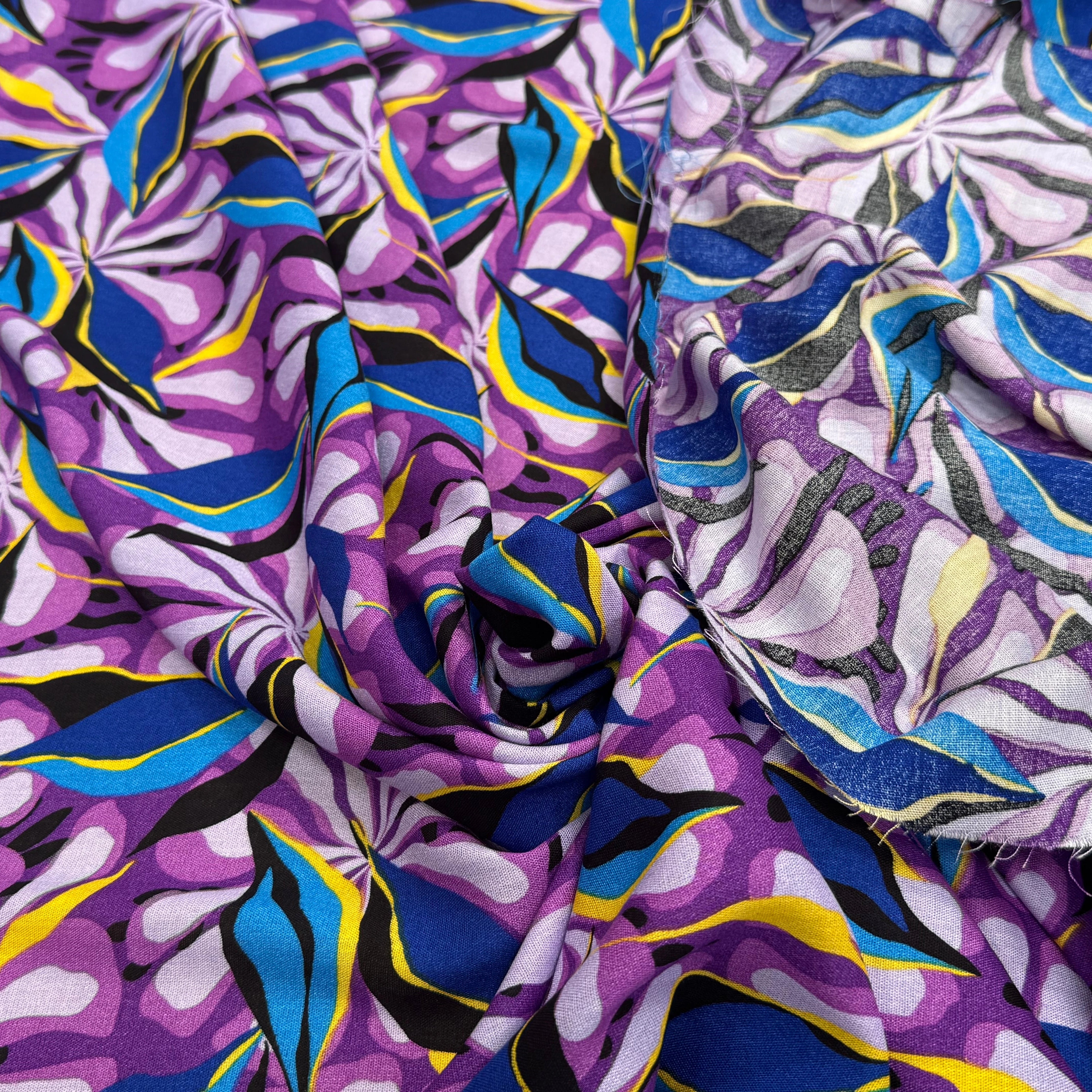 VISCOSE FLUIDE FOND VIOLET MOTIFS FEUILLAGES BLEU NOIR - My Little Coupon