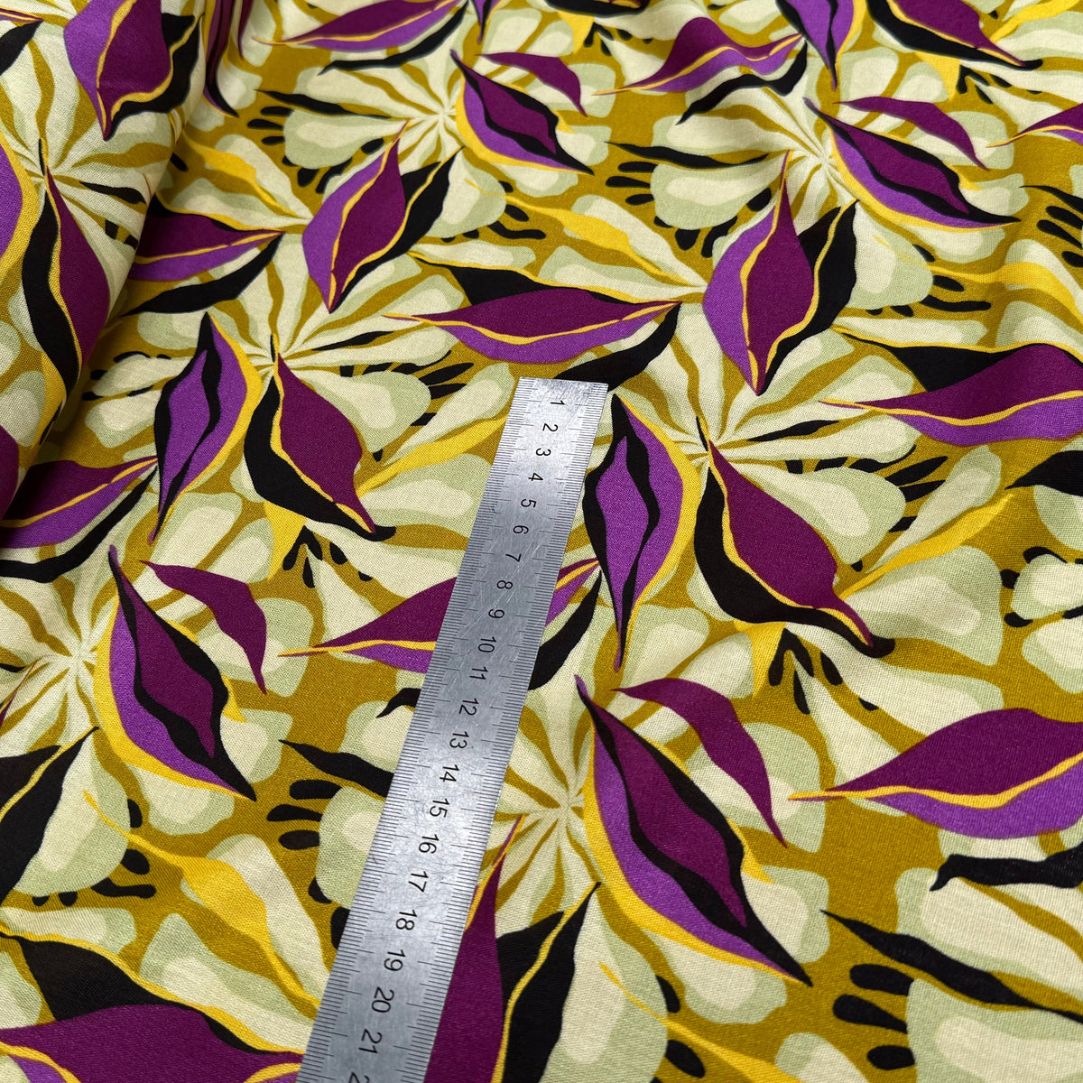 VISCOSE FLUIDE MOTIFS FEUILLAGES VIOLET NOIR - My Little Coupon