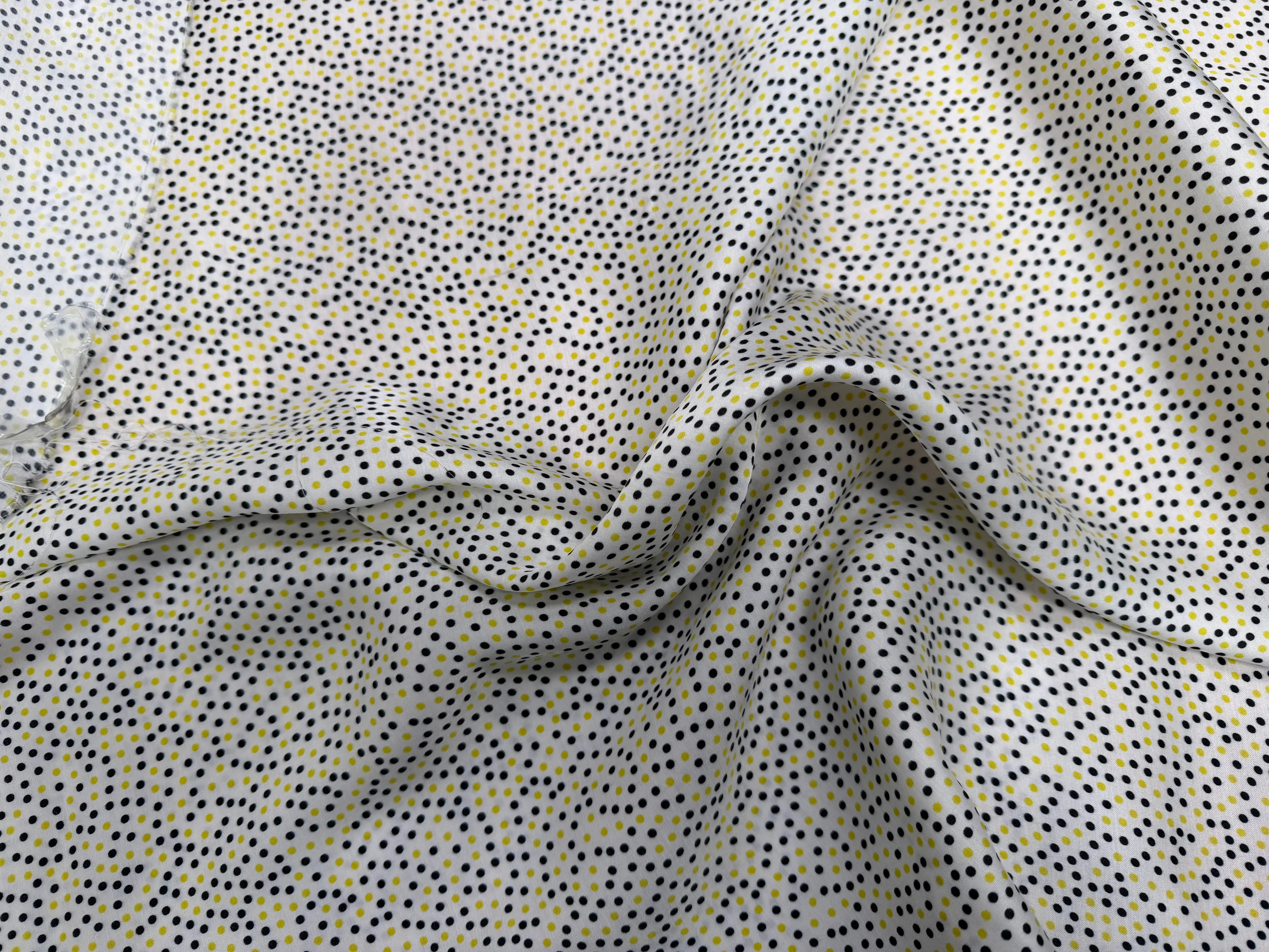 VISCOSE LEGREMENT SATINÉE FOND BLANC CERLES NOIR ET JAUNE QUALITÉ COMO - My Little Coupon