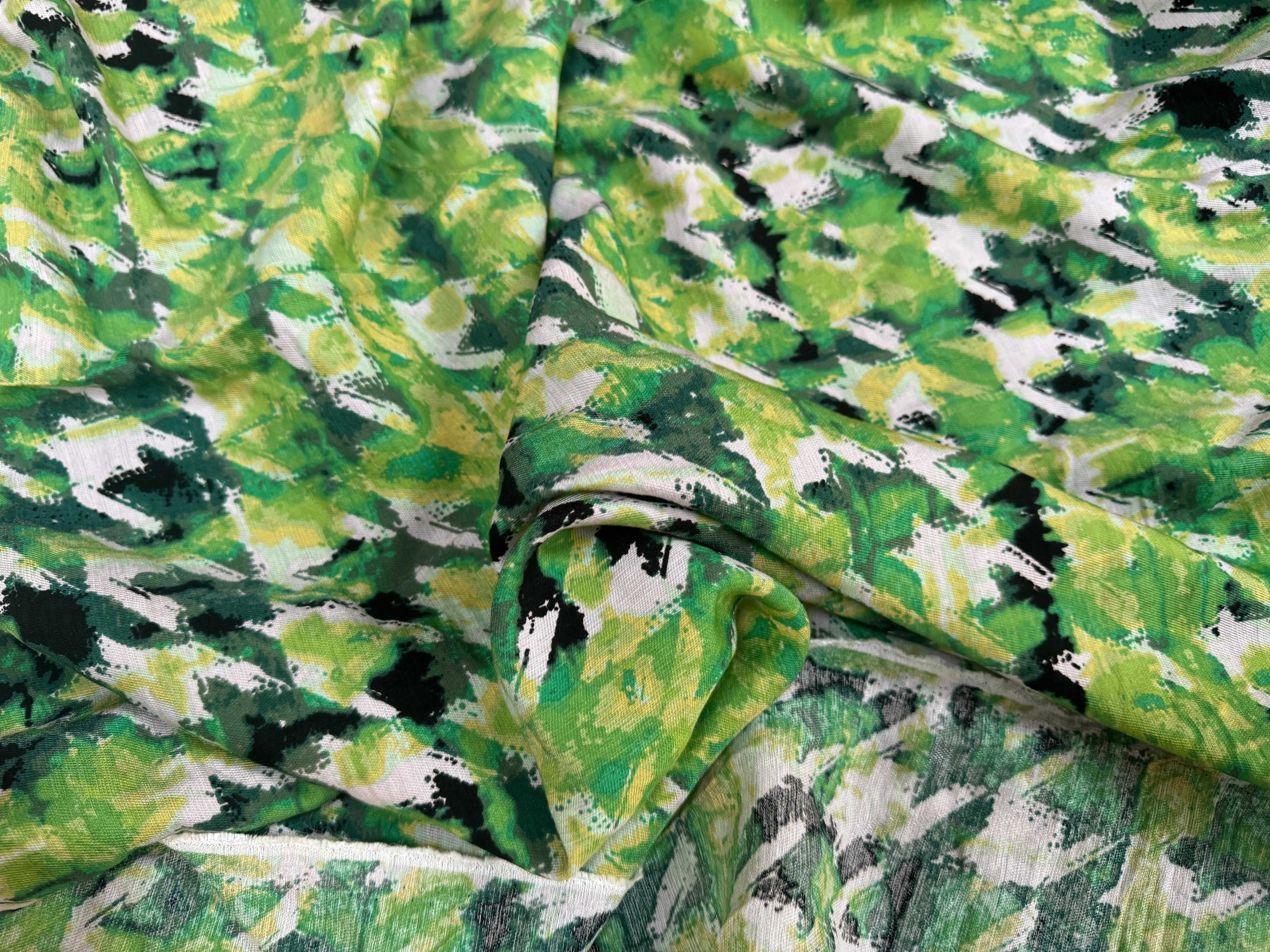 VISCOSE NYLON TWILL TISSU IMPRIMÉ ABSTRAIT VERT - My Little Coupon