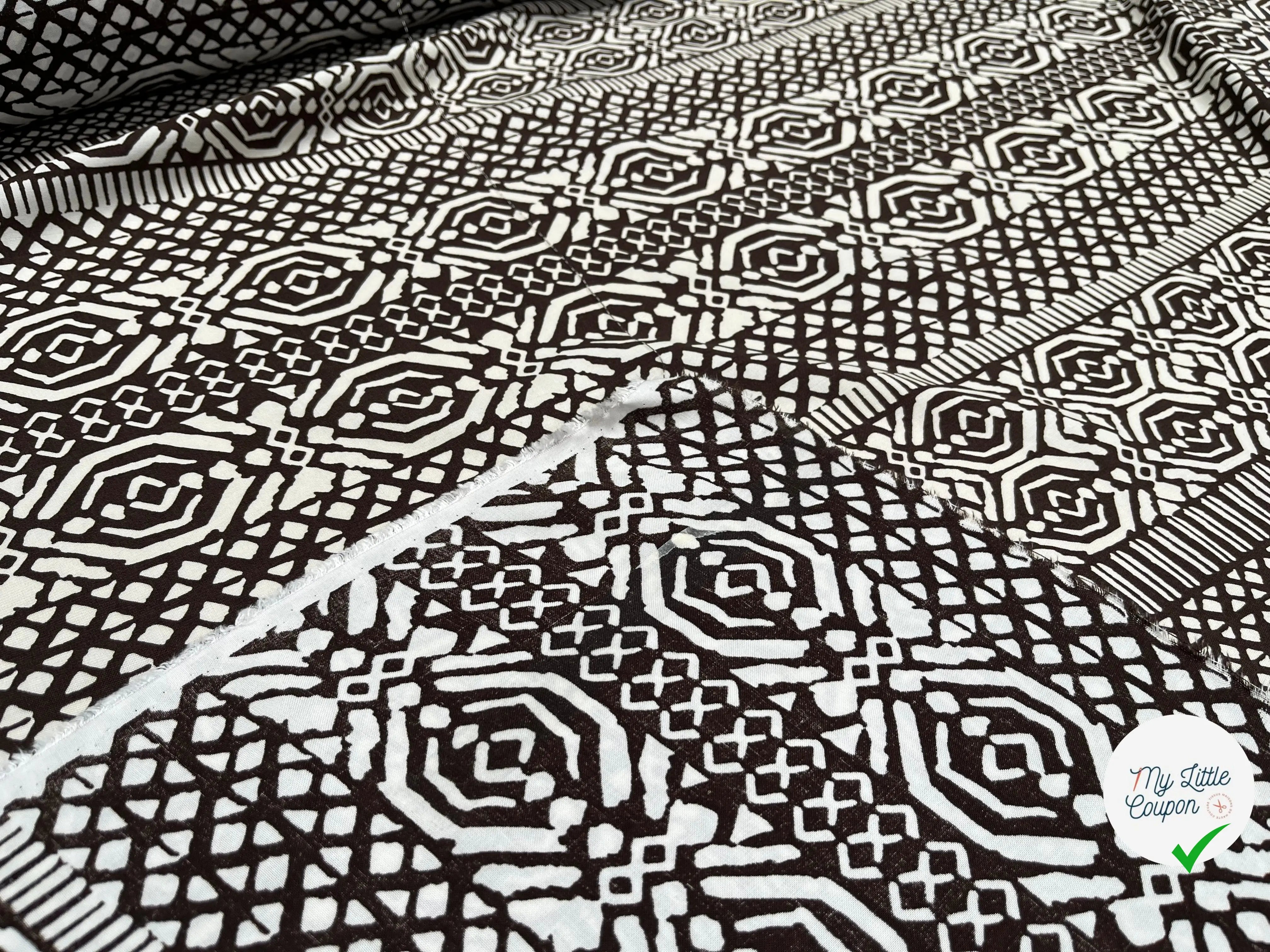 VISCOSE PEAU DE PÊCHE FOND MARRON MOTIFS BLANC - My Little Coupon