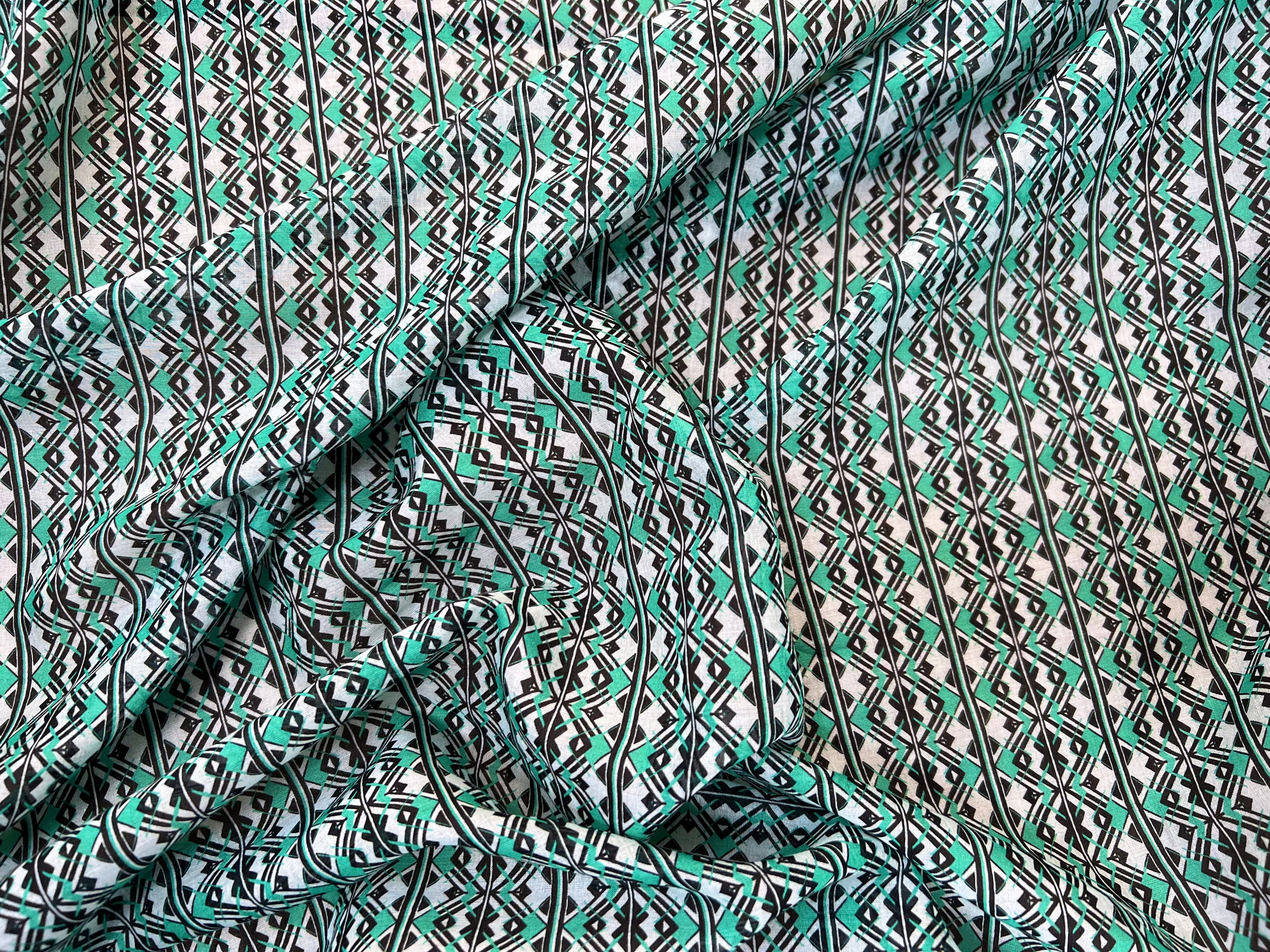 VOILE DE COTON À MOTIF GÉOMÉTRIQUE - My Little Coupon