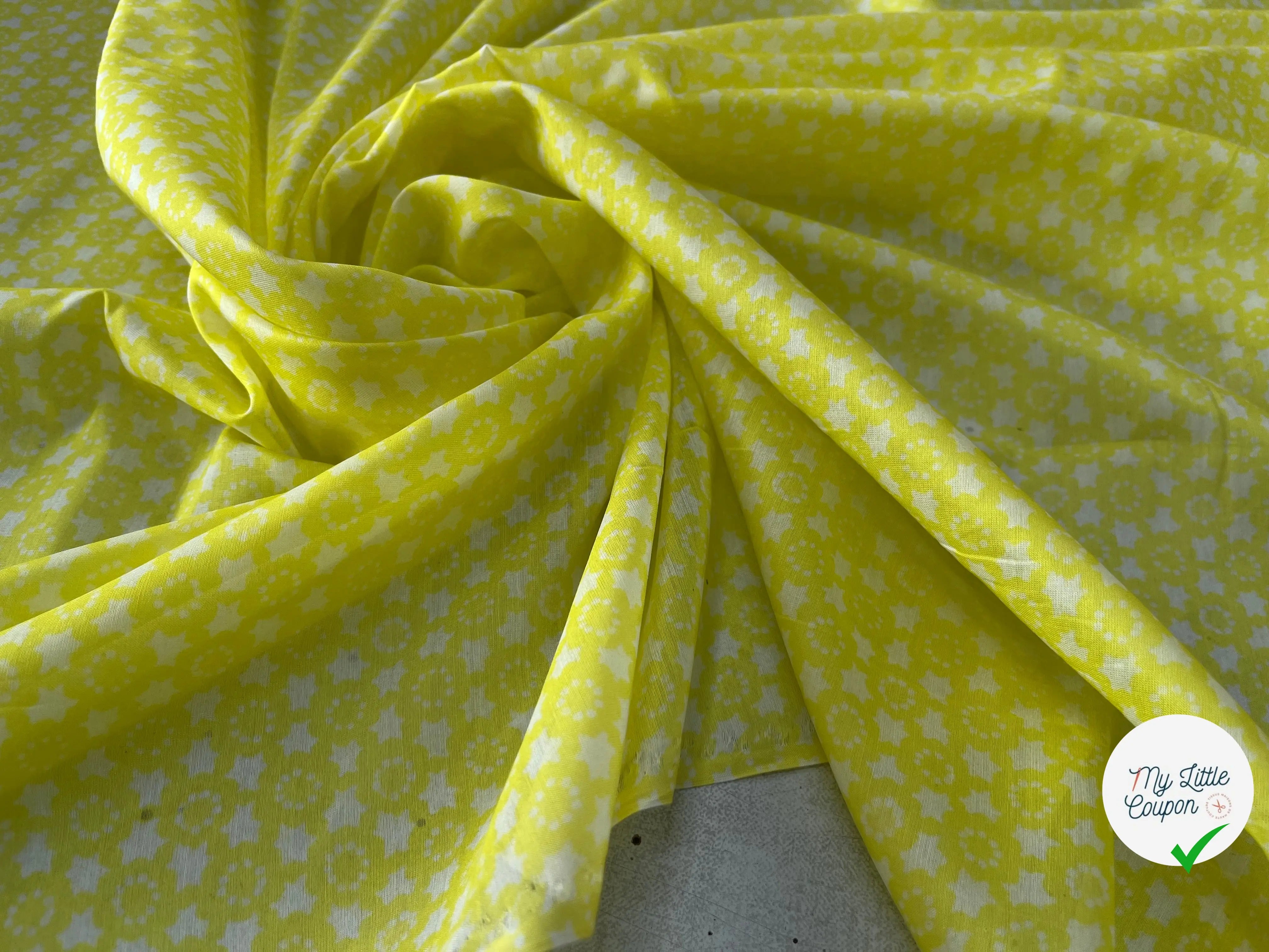 VOILE DE COTON FOND JAUNE PETITES ETOILES BLANCHES - My Little Coupon