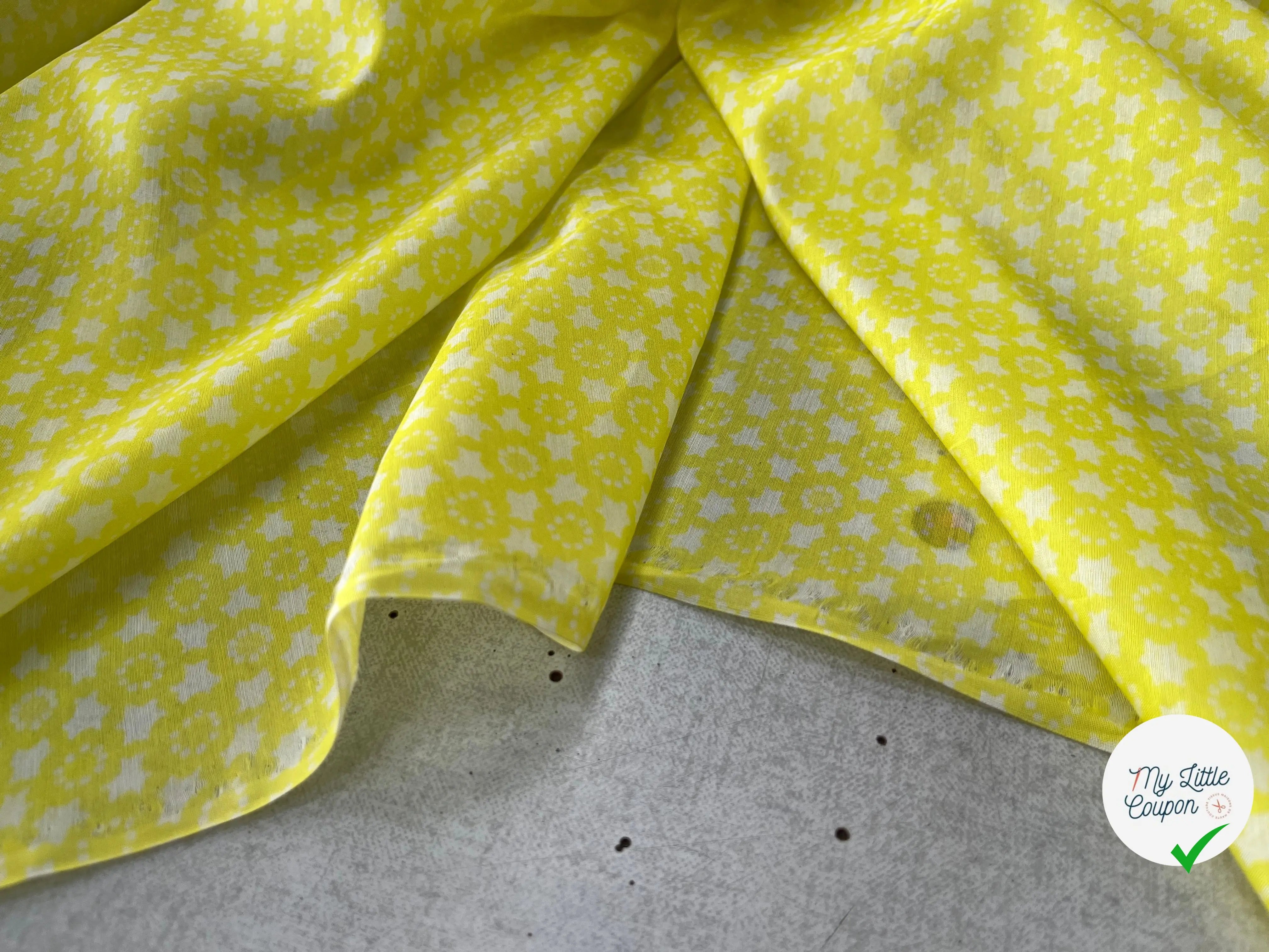 VOILE DE COTON FOND JAUNE PETITES ETOILES BLANCHES - My Little Coupon
