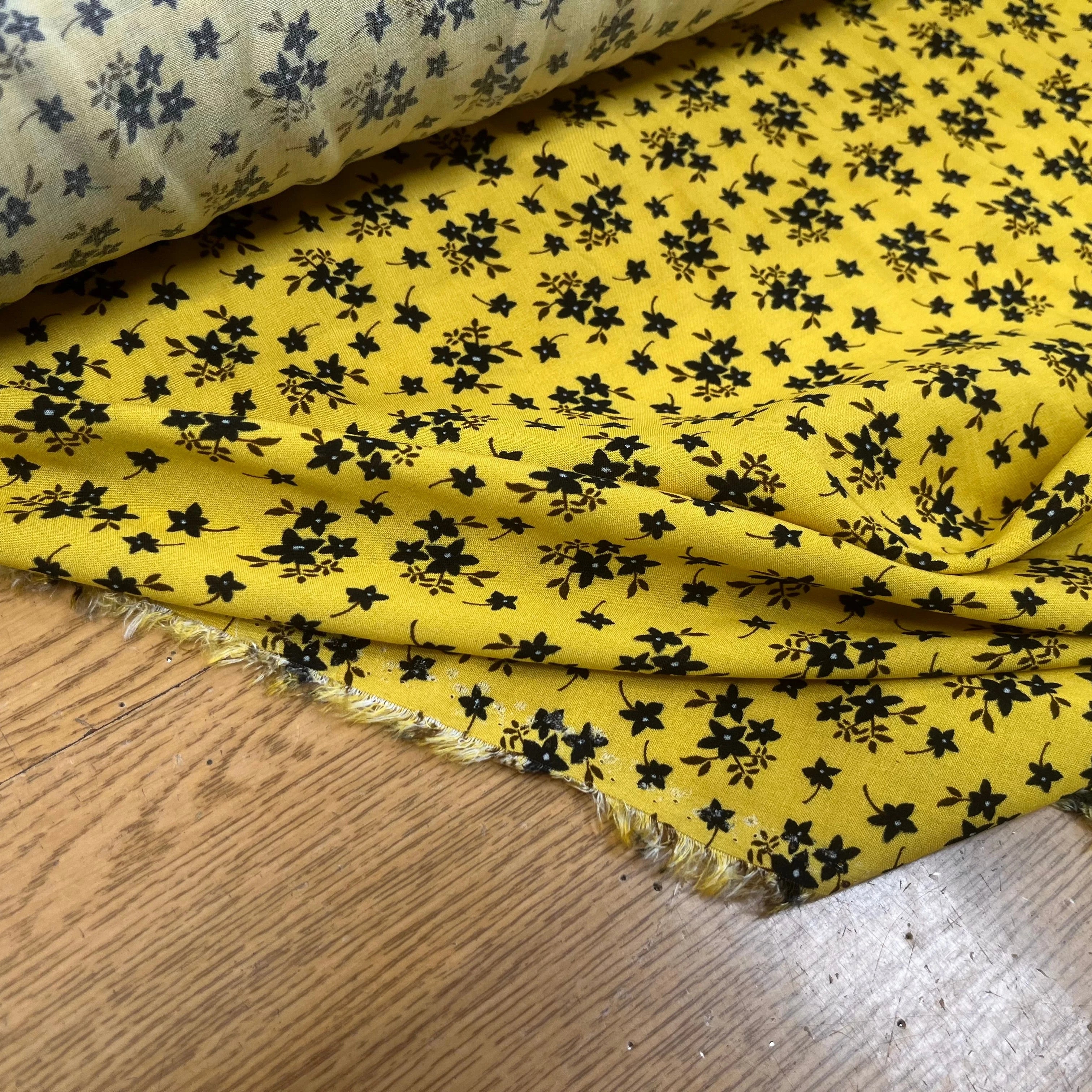 COTTON PRINTED VEIL SMALL FLOWERS YELLOW BACKGROUND - My Little Coupon