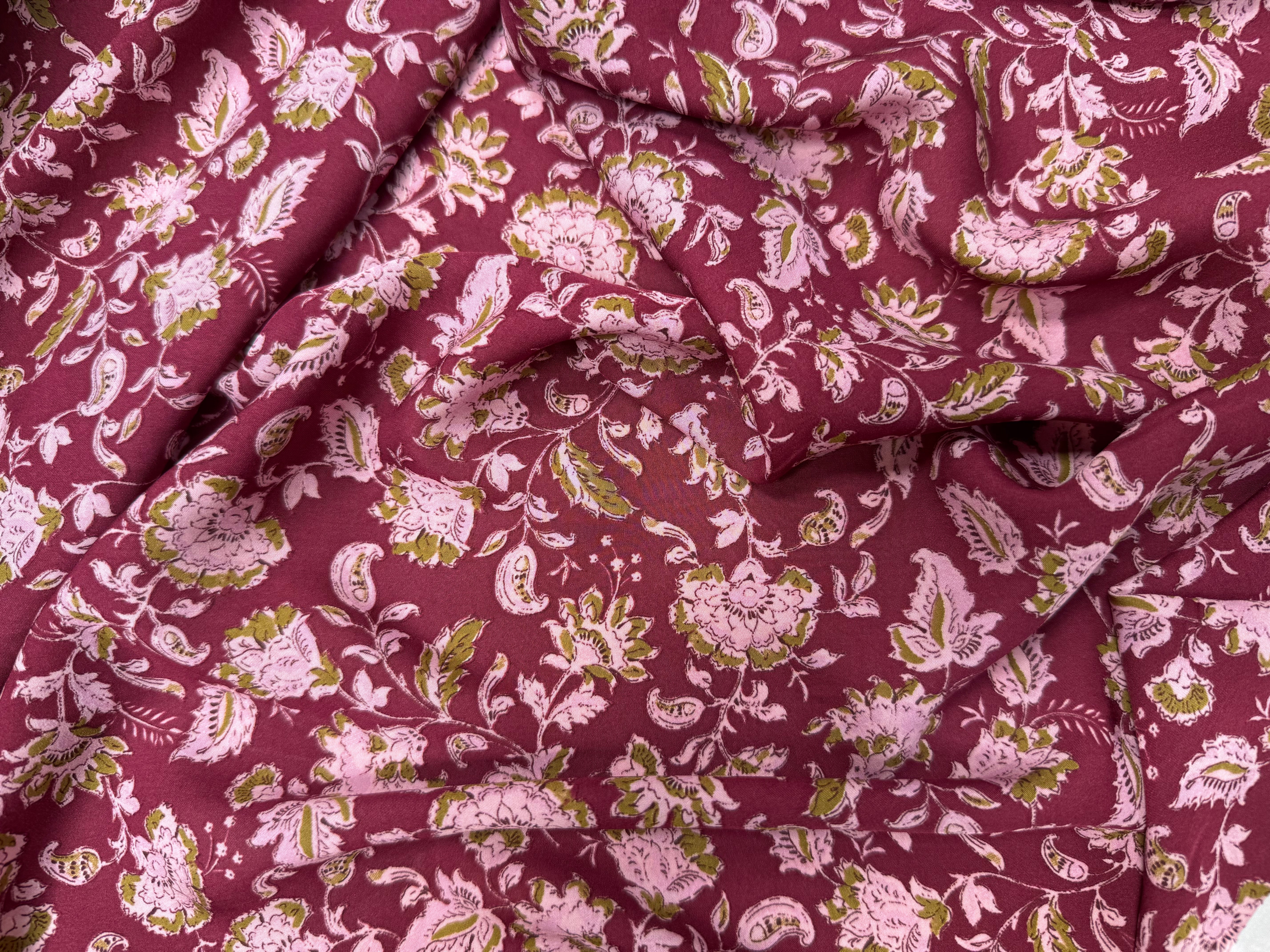 VOILE VISCOSE FOND BORDEAUX MOTIF FLEURS ROSE PALE - My Little Coupon