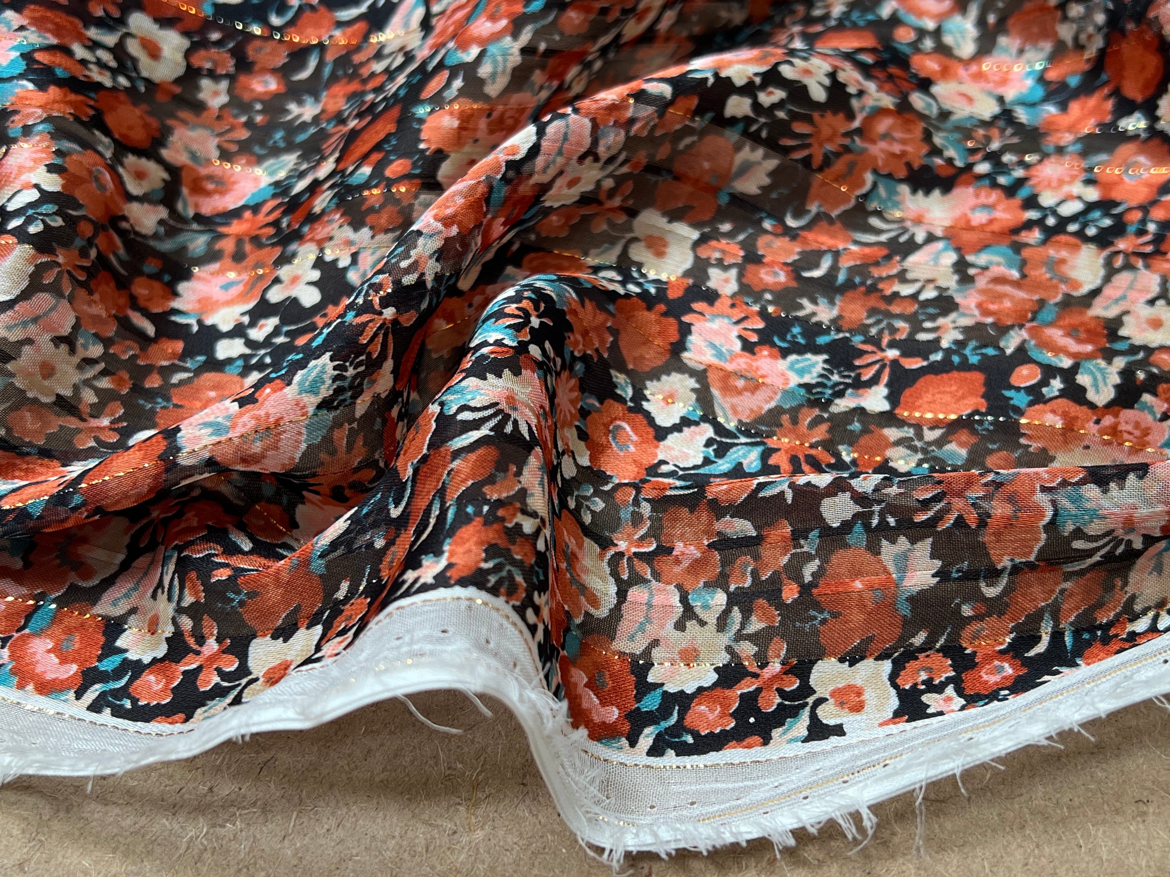 YORYU SATIN STRIPE IMPRIMÉ FLEURS ORANGÉS FOND NOIR FINES RAYURES LUREX DORÉ - My Little Coupon