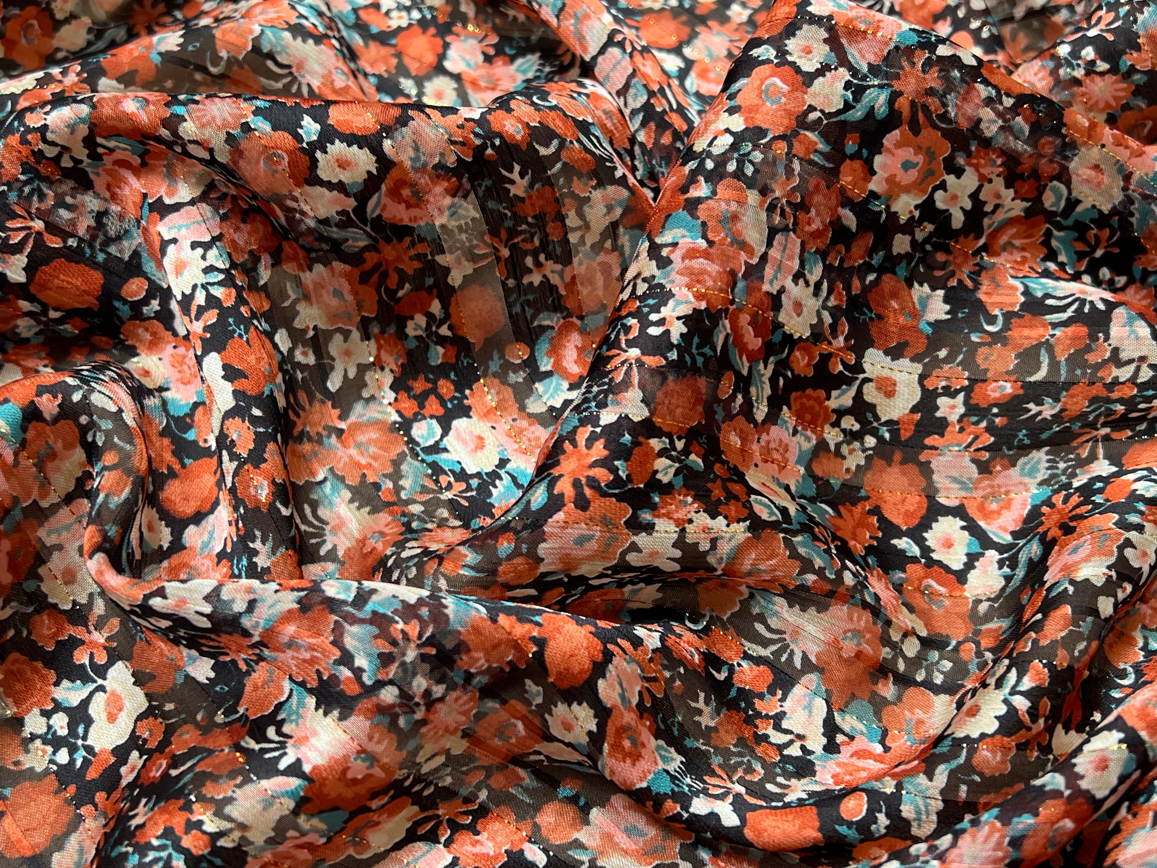 YORYU SATIN STRIPE IMPRIMÉ FLEURS ORANGÉS FOND NOIR FINES RAYURES LUREX DORÉ - My Little Coupon