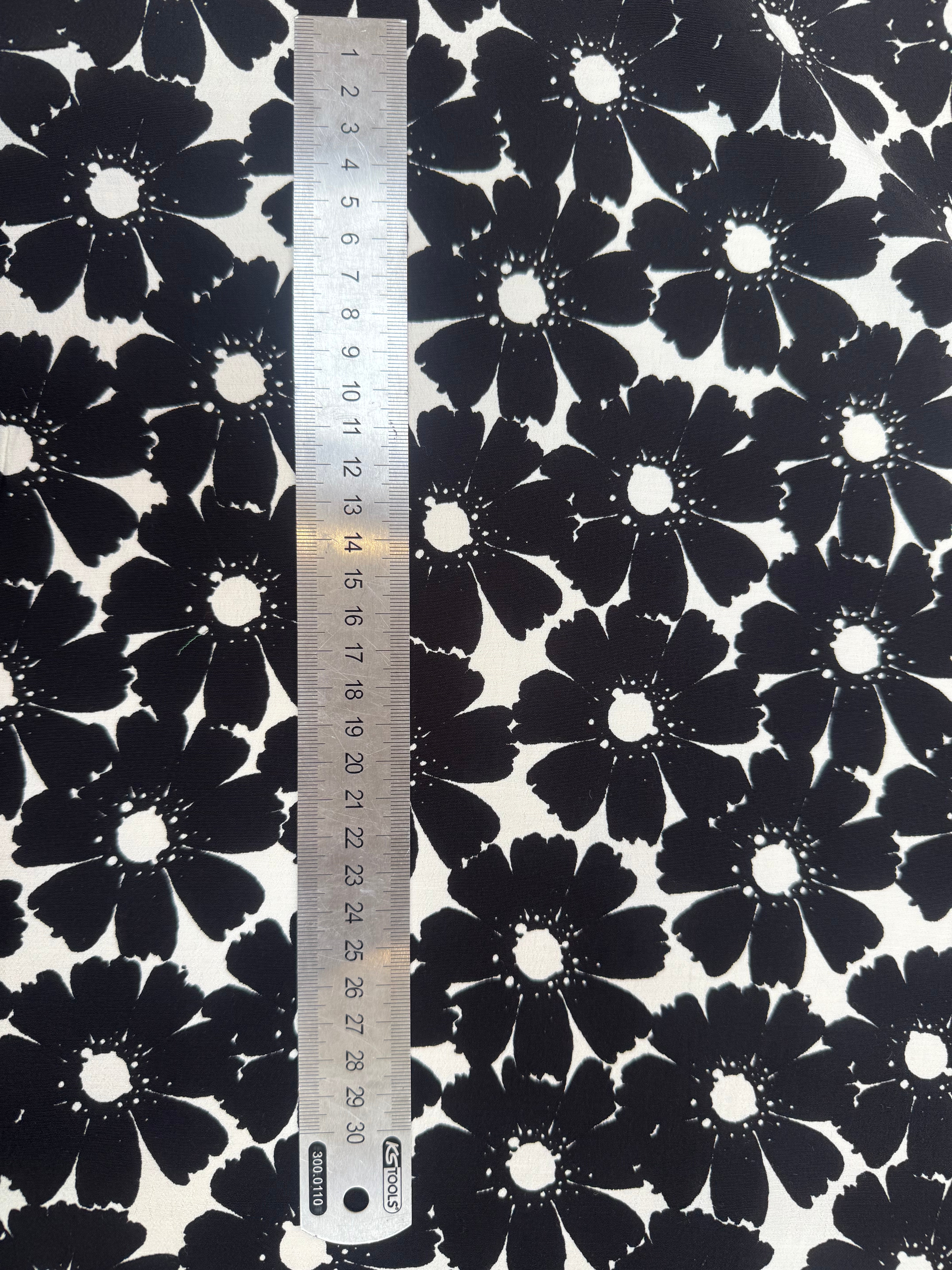 CREPE MAROCAIN VISCOSE FOND BLANC MOTIFS FLEURS DU BONHEUR JAPON NOIR - My Little Coupon